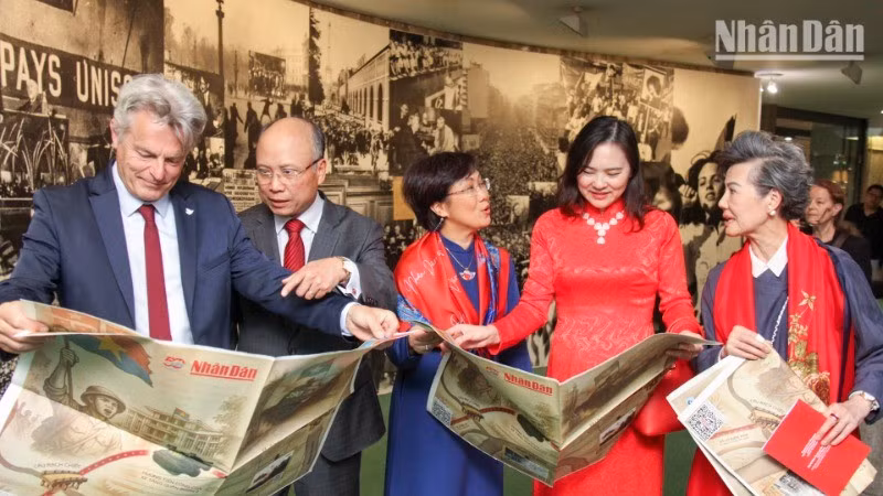 [Foto] Presentan en Francia suplemento especial del periódico Nhan Dan por Reunificación Nacional de Vietnam