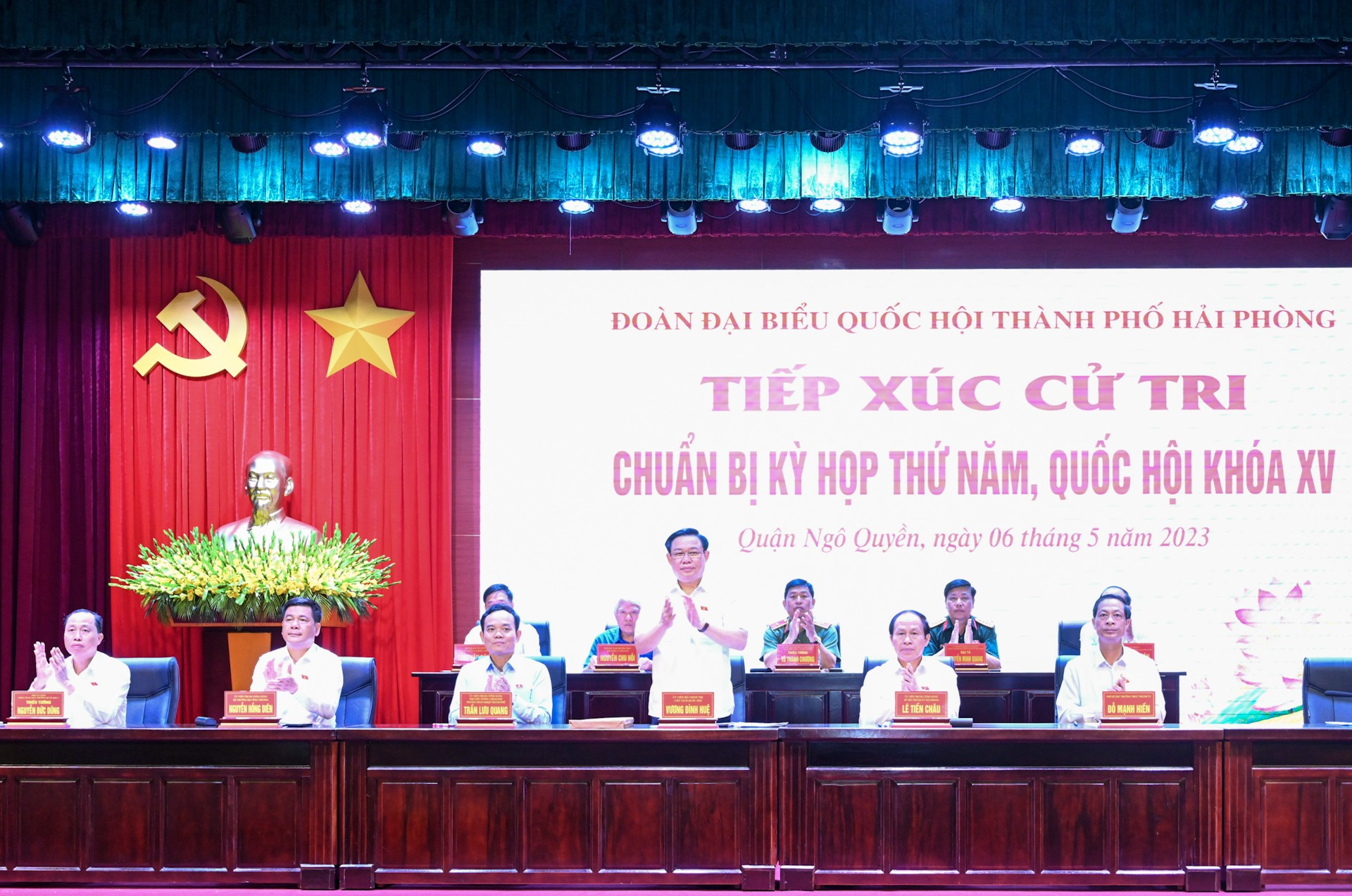 Dinh Hue y los delegados de Hai Phong.