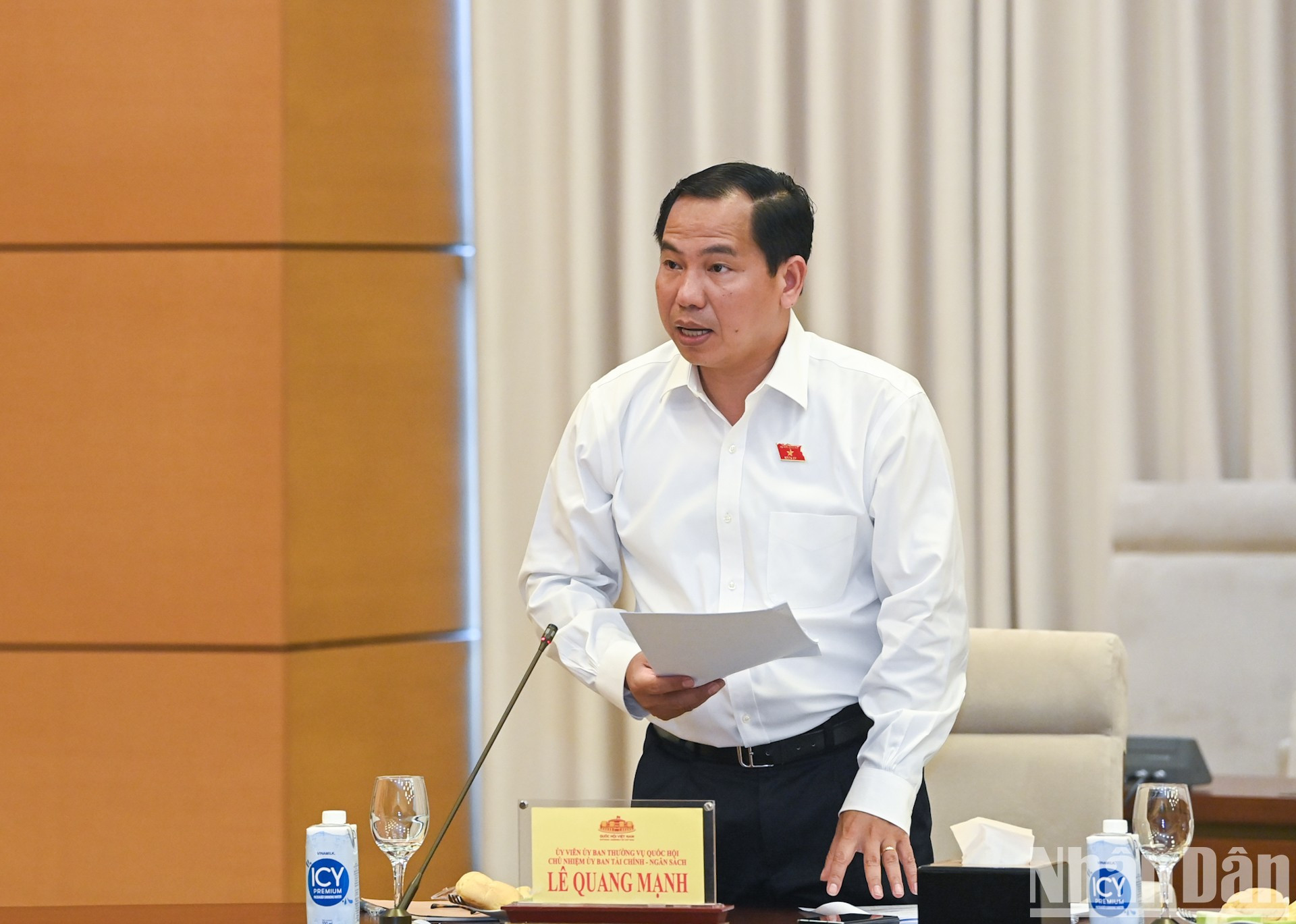 El jefe de la Comisión de Finanzas y Presupuesto, Le Quang Manh, presenta el informe. El jefe de la Comisión de Finanzas y Presupuesto, Le Quang Manh, presenta el informe.