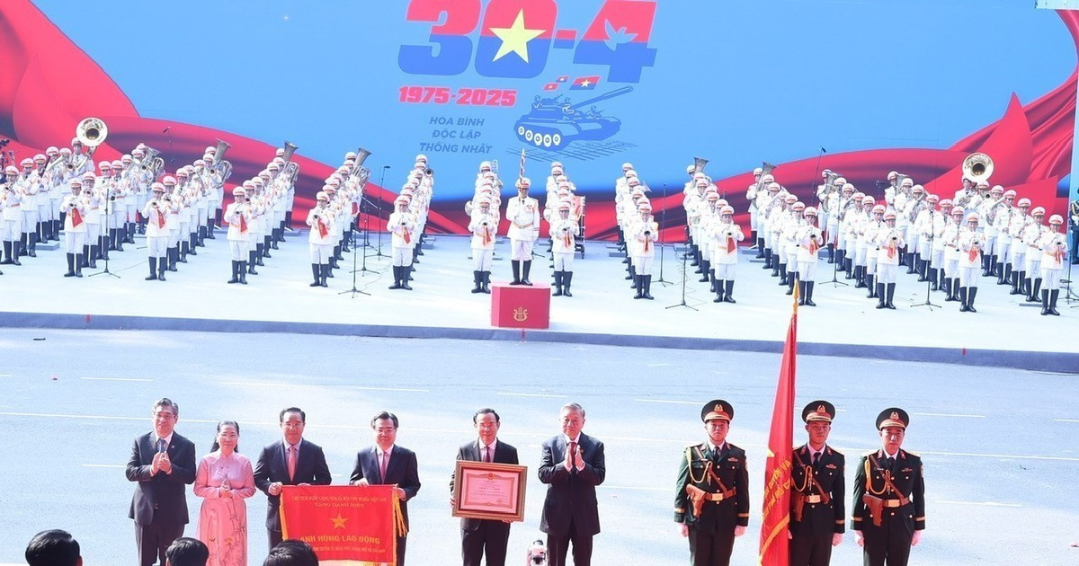 [Foto] Máximo líder partidista entrega título "Héroe del Trabajo" a Ciudad Ho Chi Minh