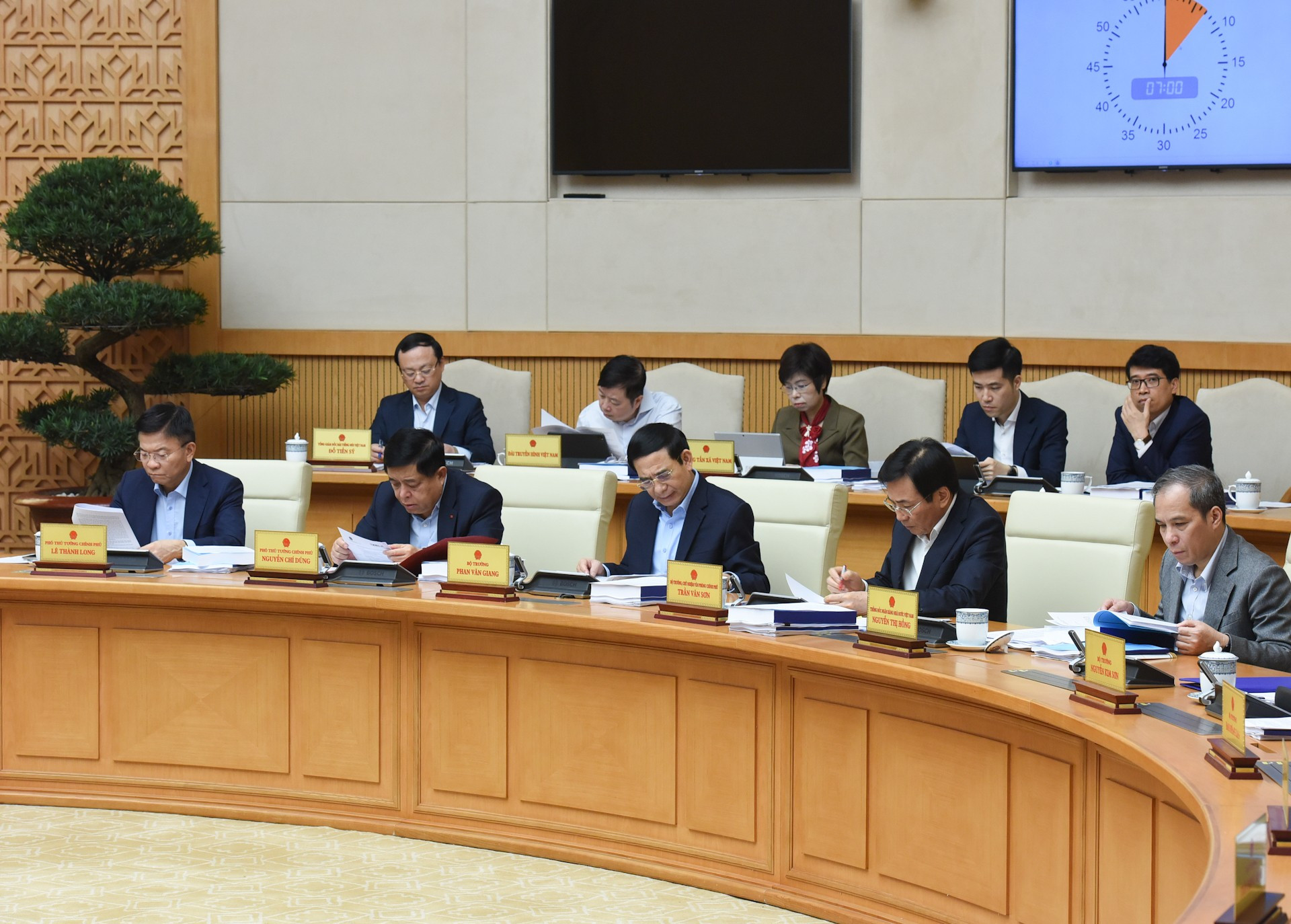 Ministros y representantes de sectores asisten a la reunión.