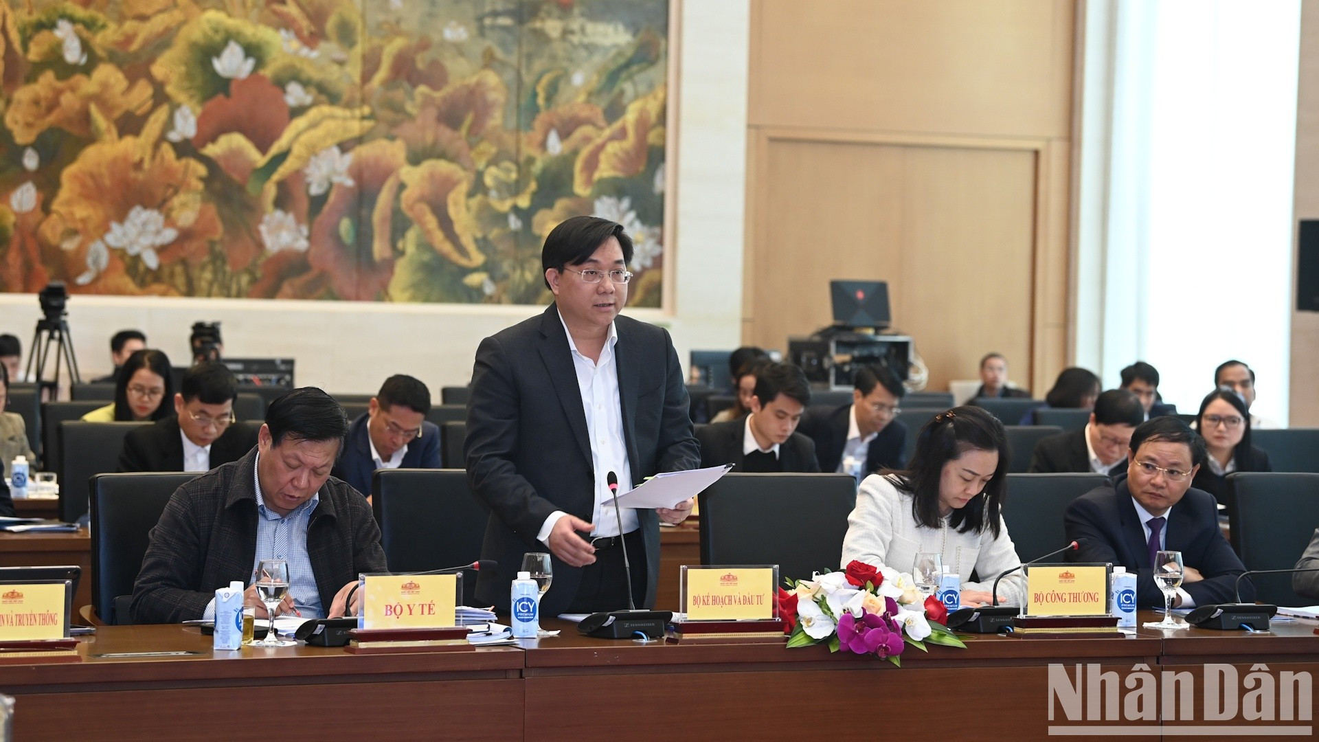 El viceministro de Planificación e Inversión Tran Duy Dong presenta su opinión. El viceministro de Planificación e Inversión Tran Duy Dong presenta su opinión.