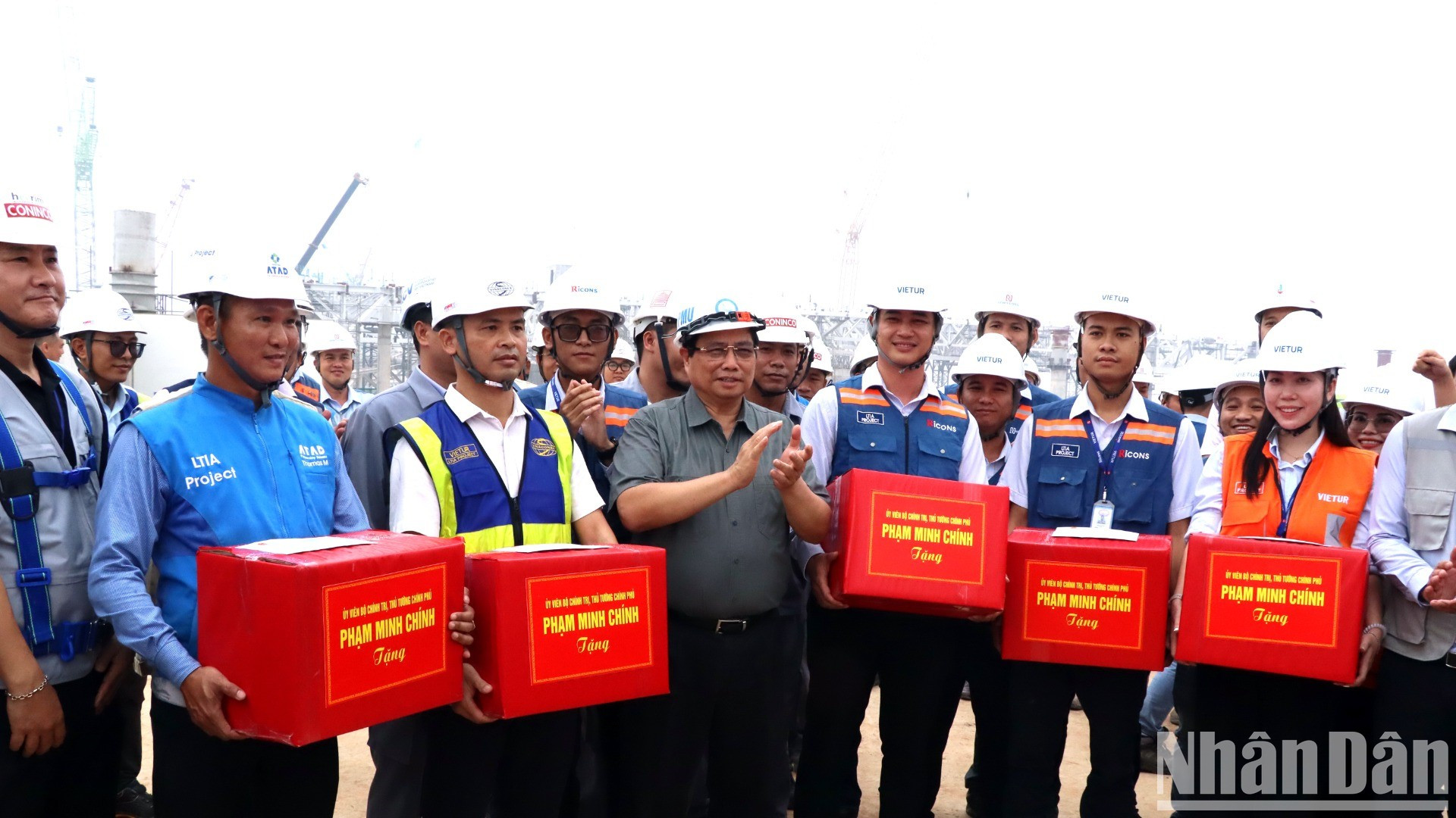 El premier entrega regalos a los trabajadores.