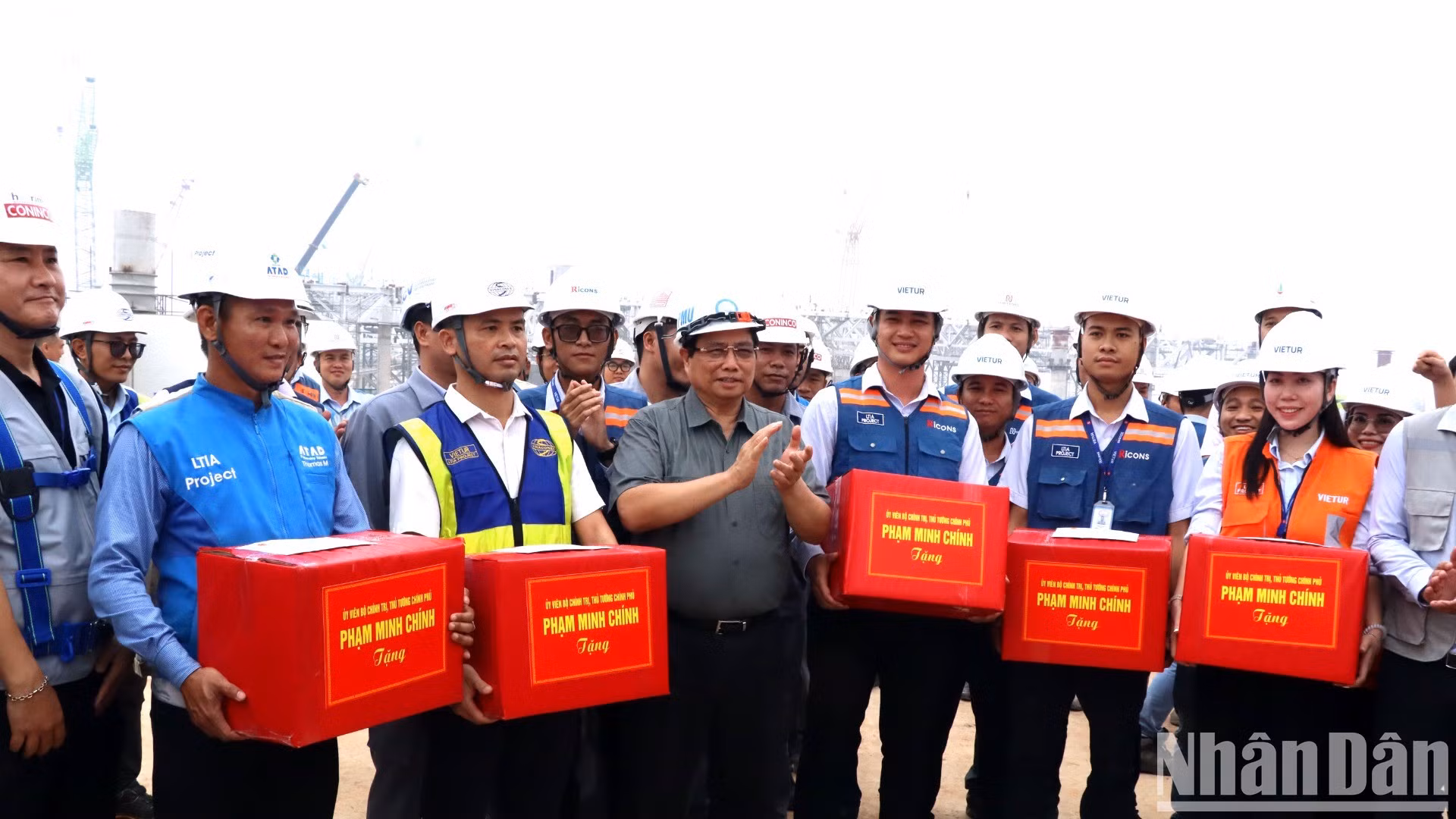 El premier entrega regalos a los trabajadores.