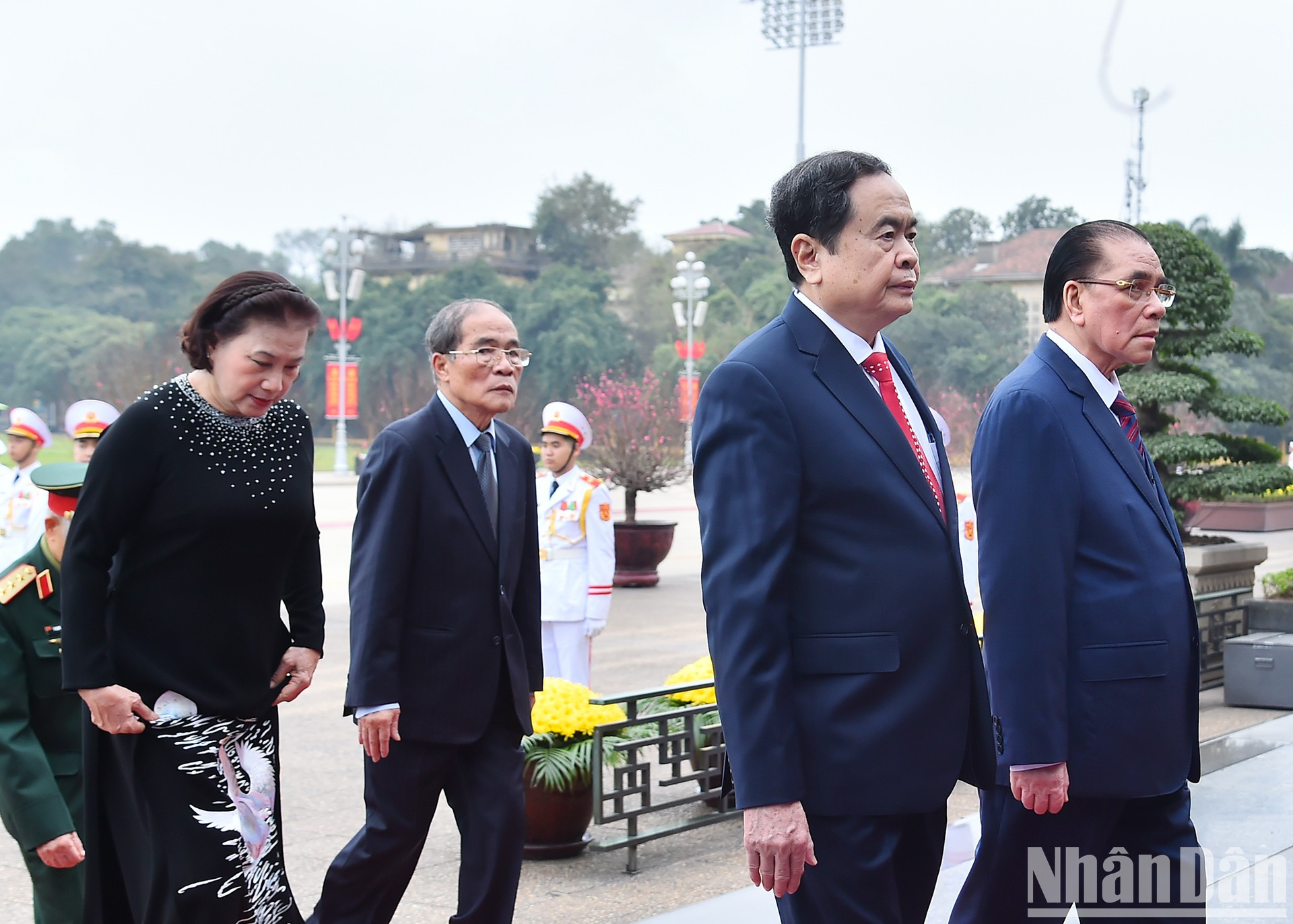 De izquierda a derecha: el exsecretario general Nong Duc Manh, el presidente de la Asamblea Nacional, Tran Thanh Man, y los expresidentes del Parlamento, Nguyen Sinh Hung y Nguyen Thi Kim Ngan, rinden homenaje al presidente Ho Chi Minh. De izquierda a derecha: el exsecretario general Nong Duc Manh, el presidente de la Asamblea Nacional, Tran Thanh Man, y los expresidentes del Parlamento, Nguyen Sinh Hung y Nguyen Thi Kim Ngan, rinden homenaje al presidente Ho Chi Minh.