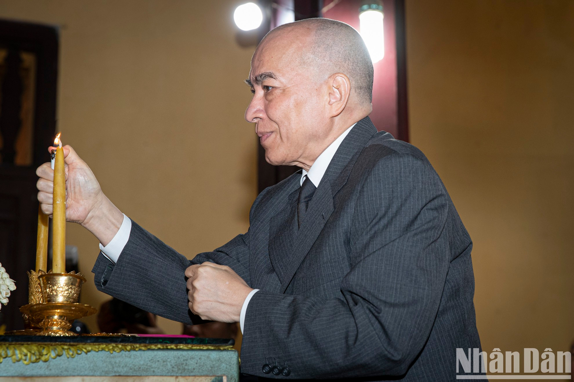 El rey camboyano Norodom Sihamoni realiza un rito en la pagoda Quan Su. El rey camboyano Norodom Sihamoni realiza un rito en la pagoda Quan Su.