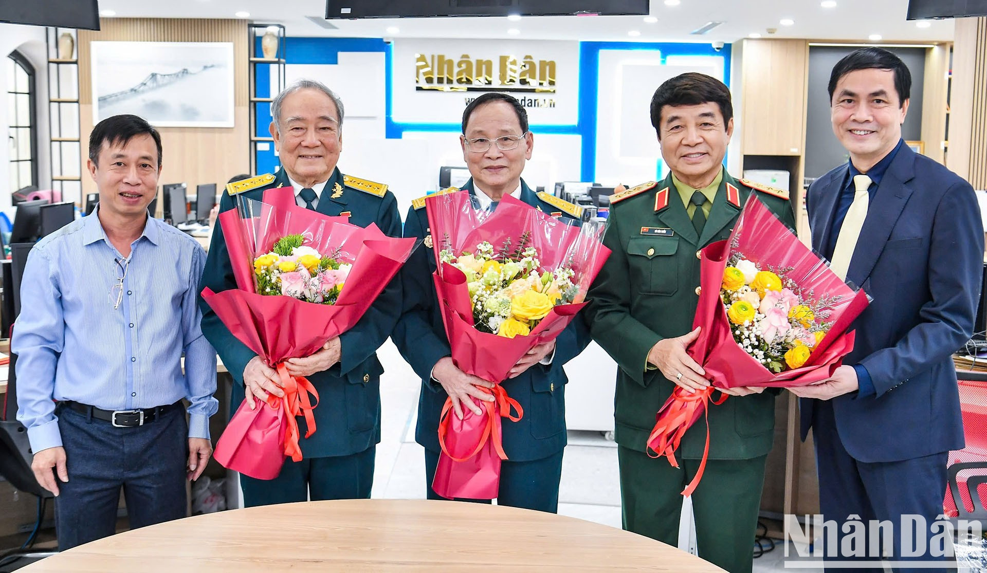 Representantes de la Redacción de Nhan Dan Digital entregan flores a los asistentes al encuentro.