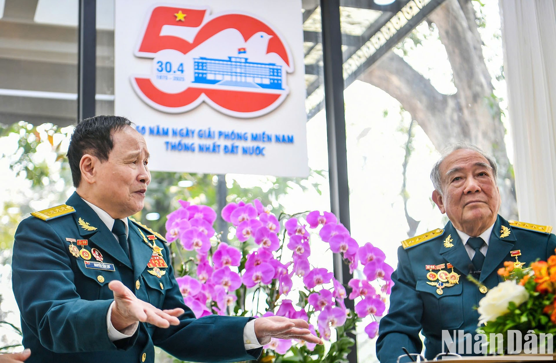 Dos pilotos del Equipo de Quyet Thang: Nguyen Van Luc y Han Van Quang.