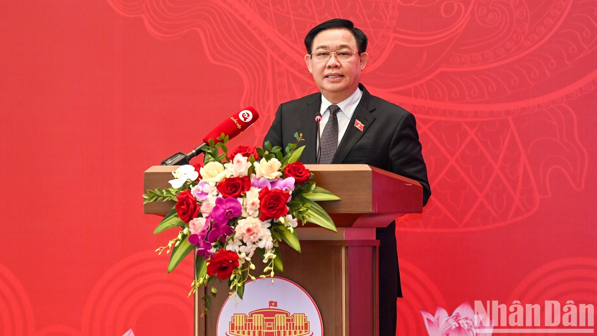 El máximo legislador vietnamita anuncia el discurso de clausura de la conferencia. El máximo legislador vietnamita anuncia el discurso de clausura de la conferencia.