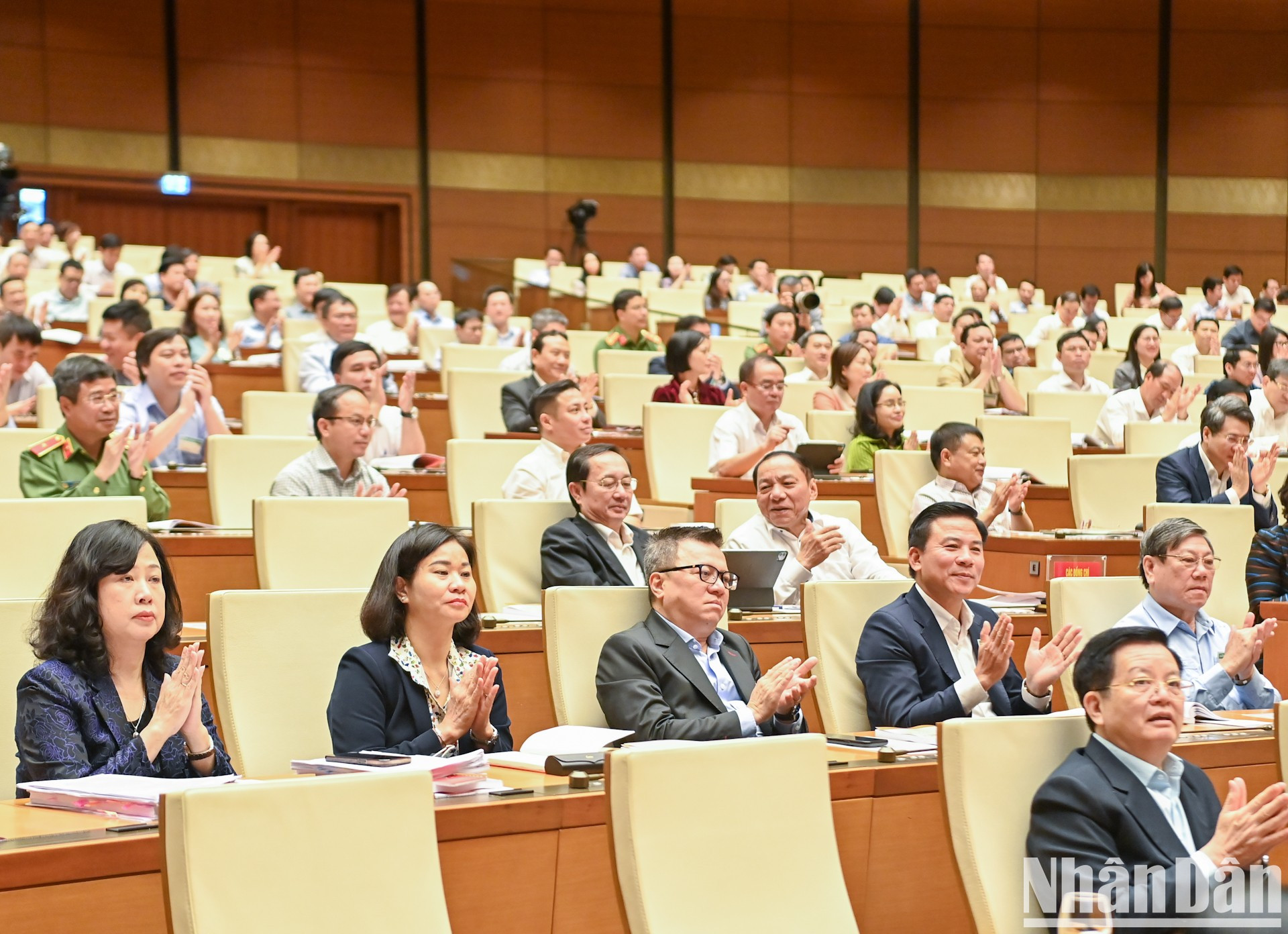 Funcionarios vietnamitas acuden a la conferencia.