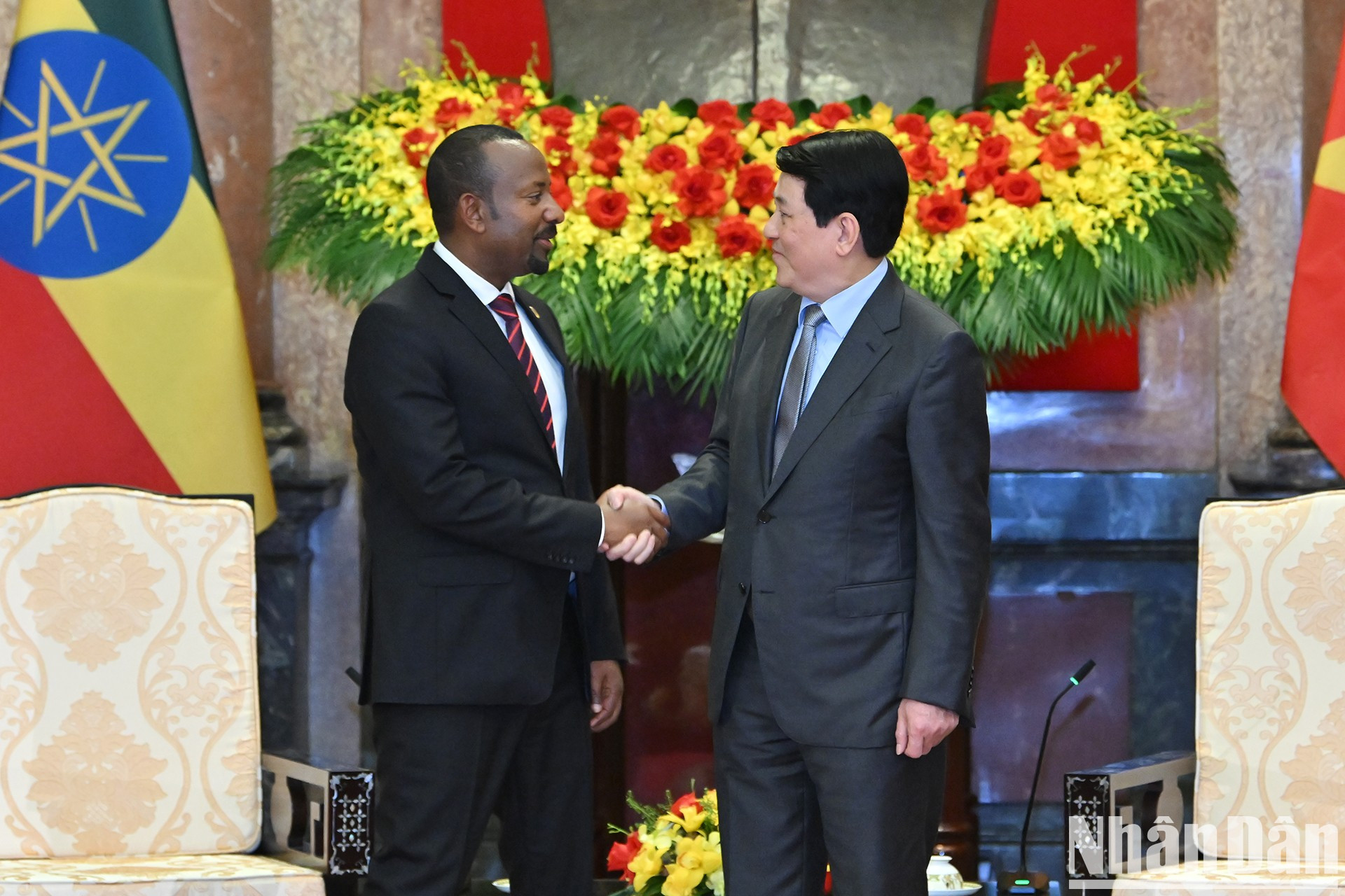 El jefe del Estado vietnamita, Luong Cuong (D), recibe al premier etíope, Abiy Ahmed Ali. El jefe del Estado vietnamita, Luong Cuong (D), recibe al premier etíope, Abiy Ahmed Ali.