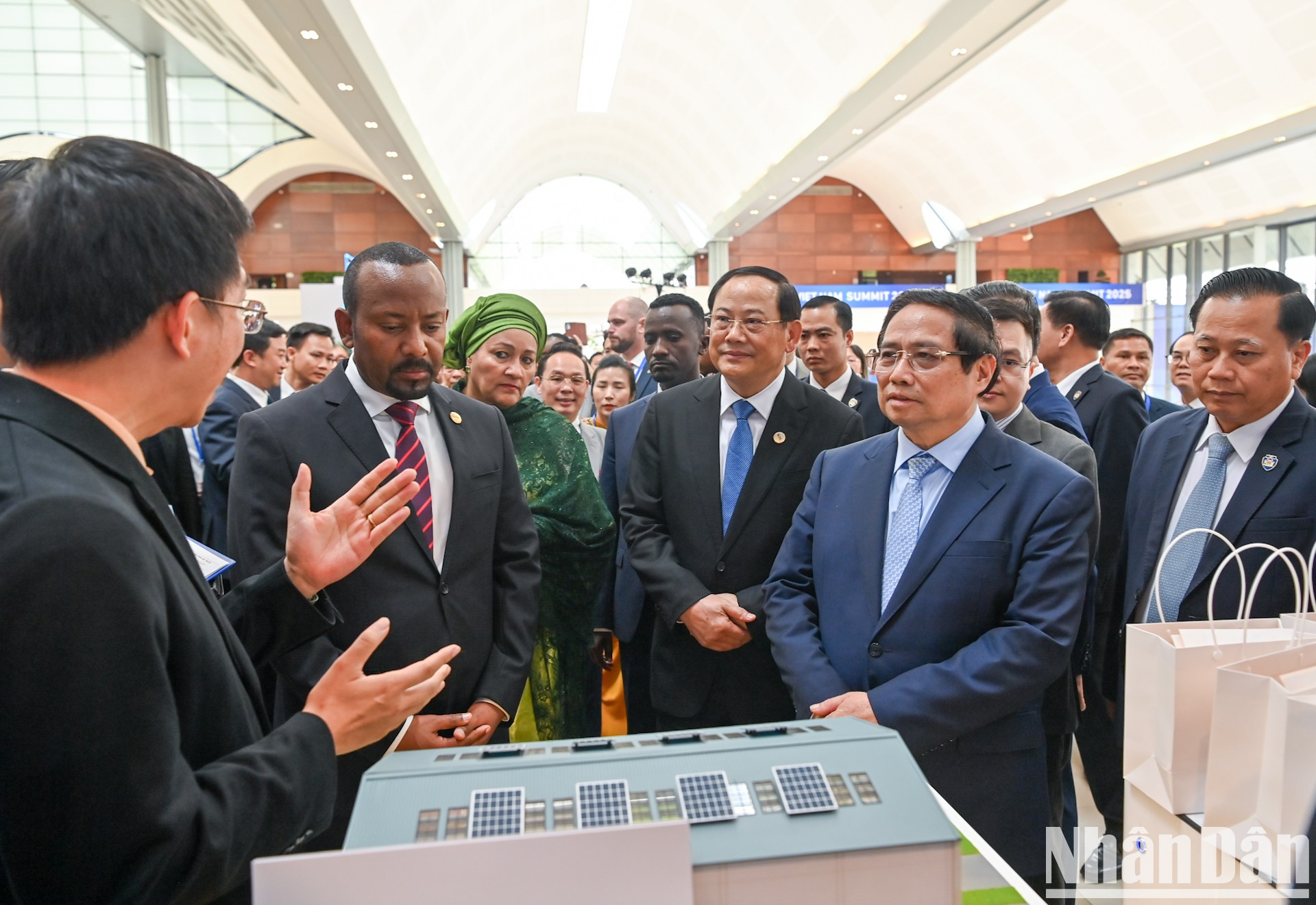 El permier vietnamita y delegados internacionales visitan la exposición. El permier vietnamita y delegados internacionales visitan la exposición.