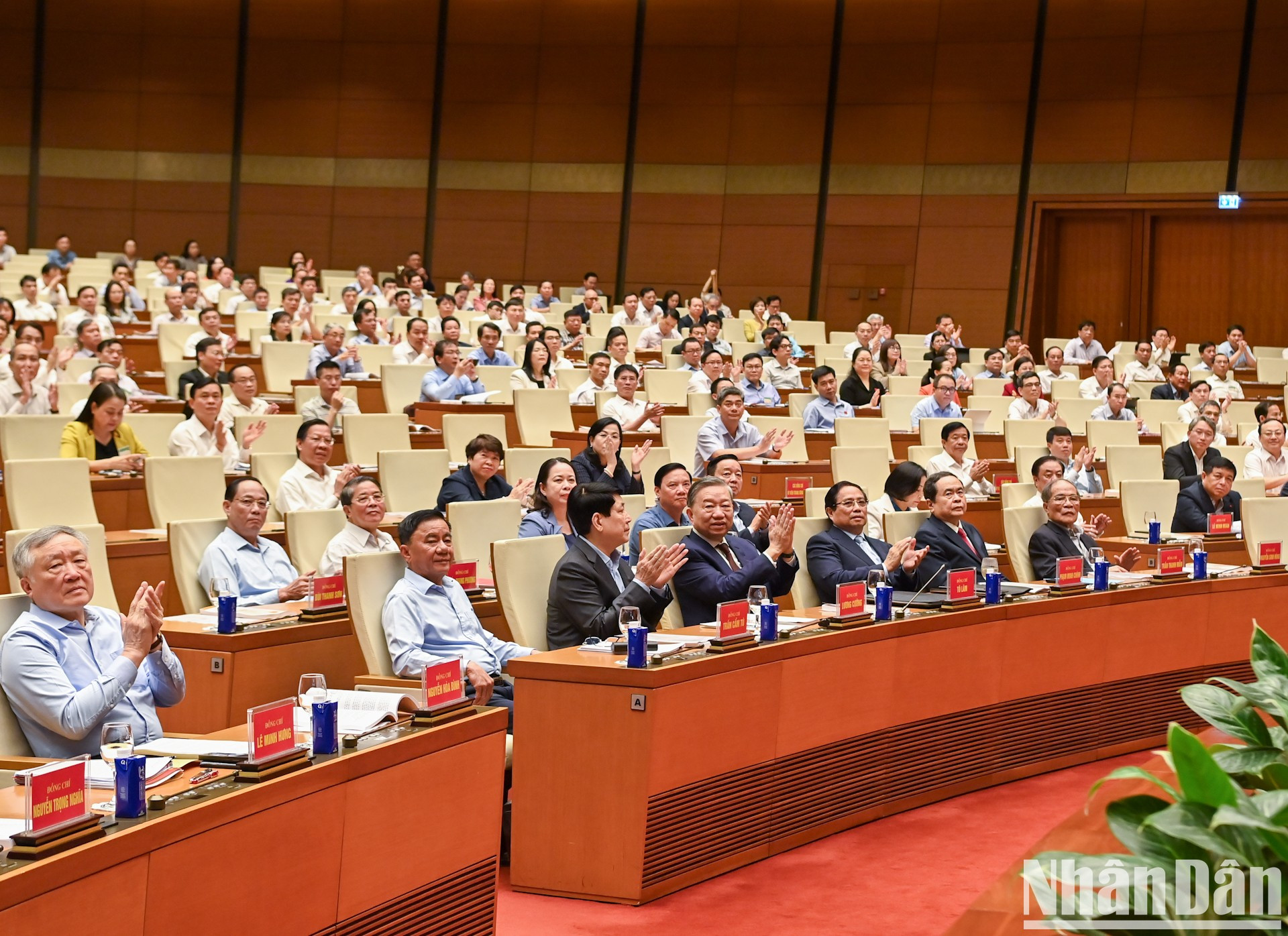 El secretario general del Partido Comunista de Vietnam, To Lam; el presidente del país, Luong Cuong; el primer ministro Pham Minh Chinh; y el presidente de la Asamblea Nacional, Tran Thanh Man, asisten a la conferencia. El secretario general del Partido Comunista de Vietnam, To Lam; el presidente del país, Luong Cuong; el primer ministro Pham Minh Chinh; y el presidente de la Asamblea Nacional, Tran Thanh Man, asisten a la conferencia.