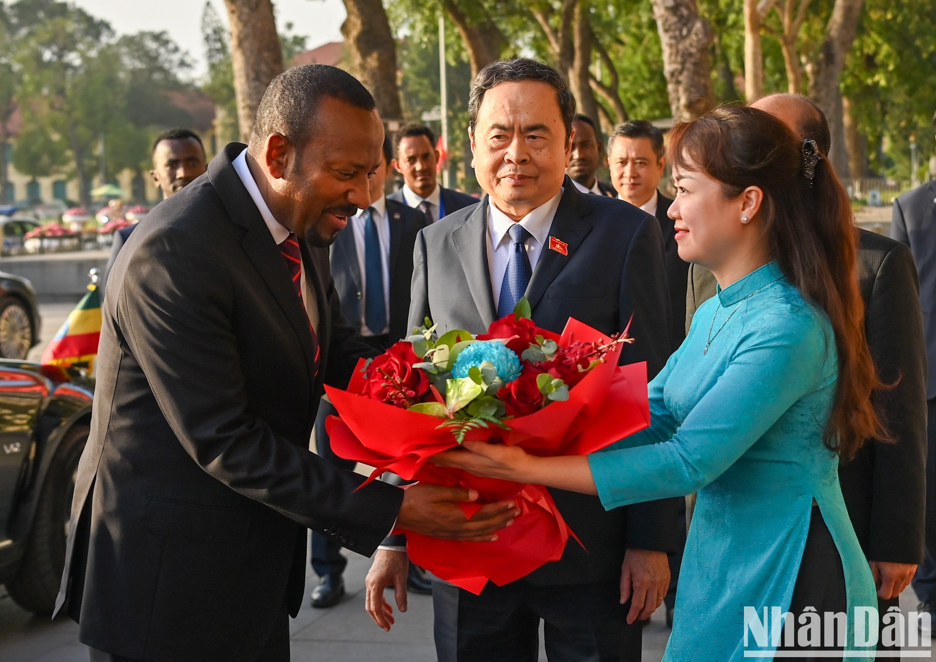 Una personal de la Oficina de la Asamblea Nacional entrega flores para dar la bienvenida al primer ministro de Etiopía, Abiy Ahmed Ali. Una personal de la Oficina de la Asamblea Nacional entrega flores para dar la bienvenida al primer ministro de Etiopía, Abiy Ahmed Ali.
