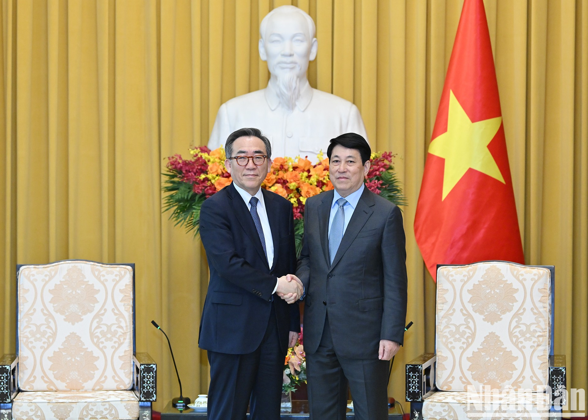 El presidente de Vietnam, Luong Cuong, (D) recibe al canciller surcoreano, Cho Tae-yul. El presidente de Vietnam, Luong Cuong, (D) recibe al canciller surcoreano, Cho Tae-yul.