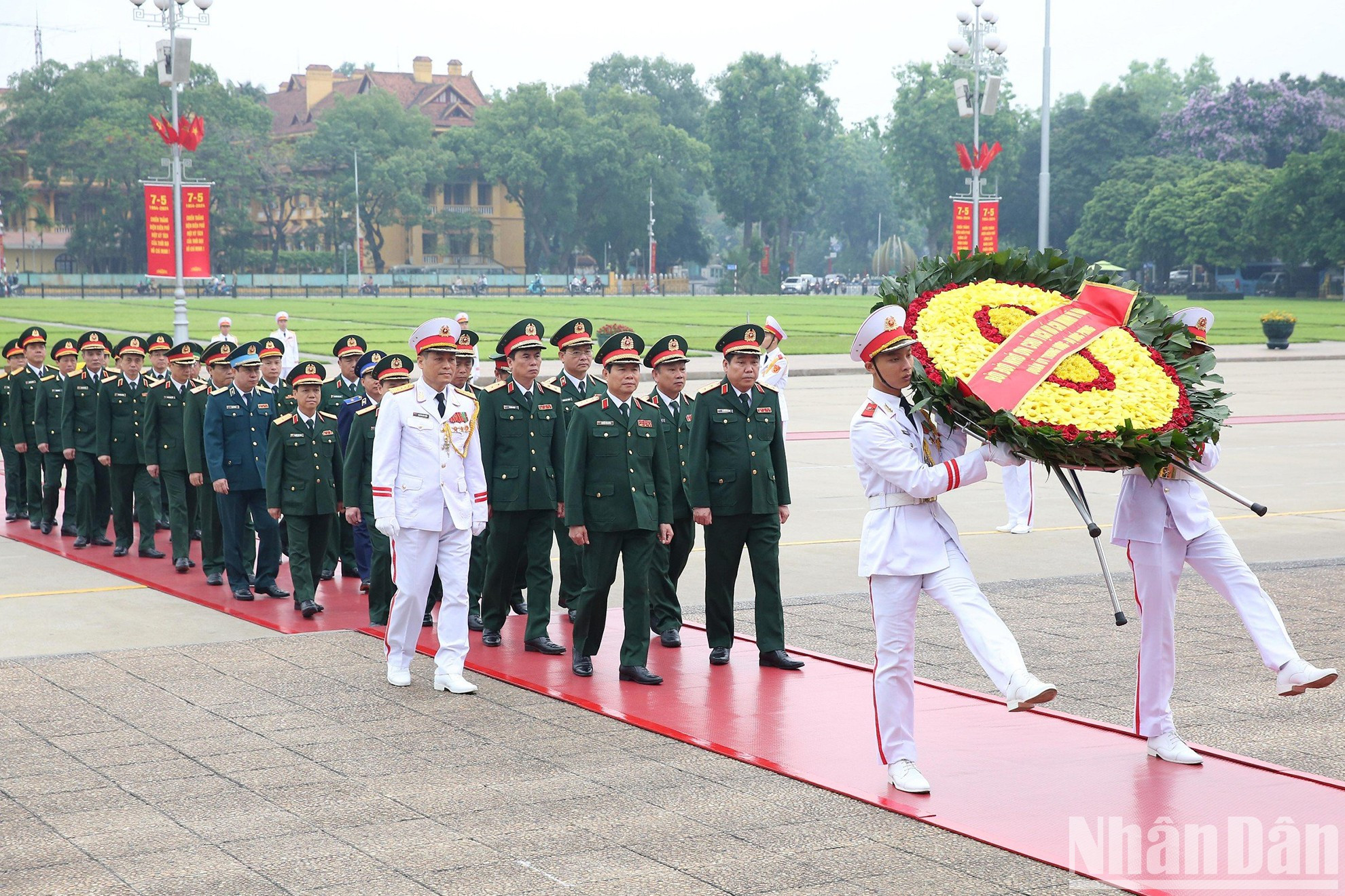 La delegación de la Comisión Militar Central y el Ministerio de Defensa.
