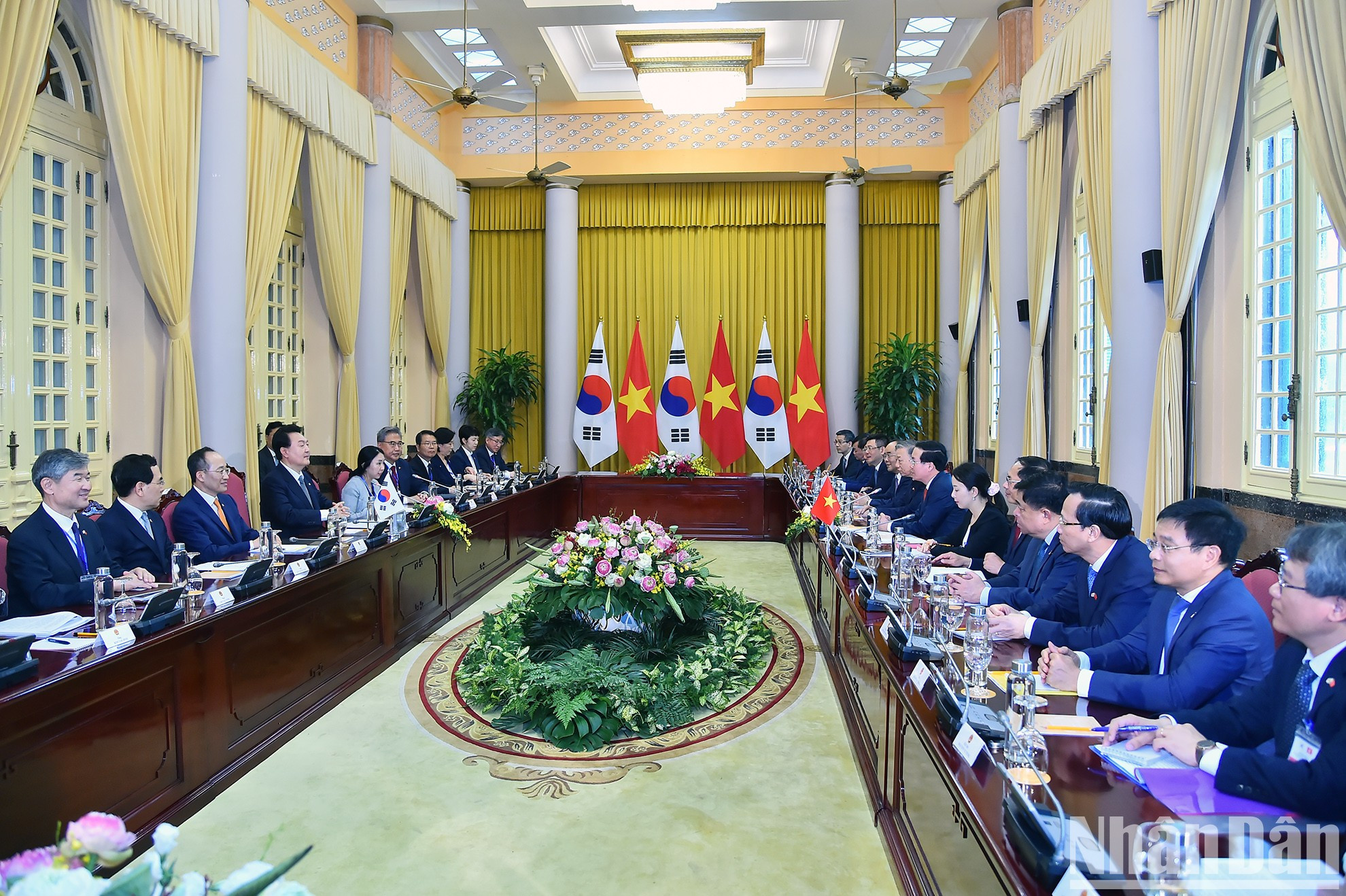 Después de la ceremonia de bienvenida, se celebra una reunión con la presidencia de dos mandatarios.