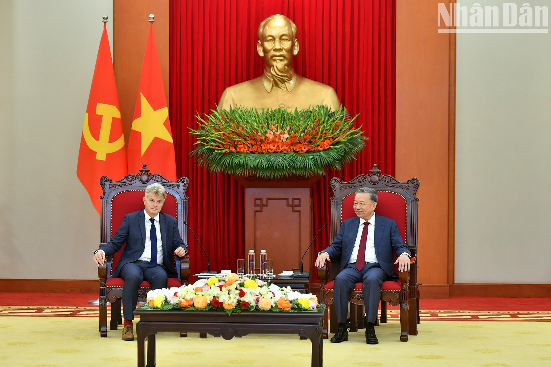 El dirigente partidista de Vietnam recibe al secretario nacional del PCF. El dirigente partidista de Vietnam recibe al secretario nacional del PCF.