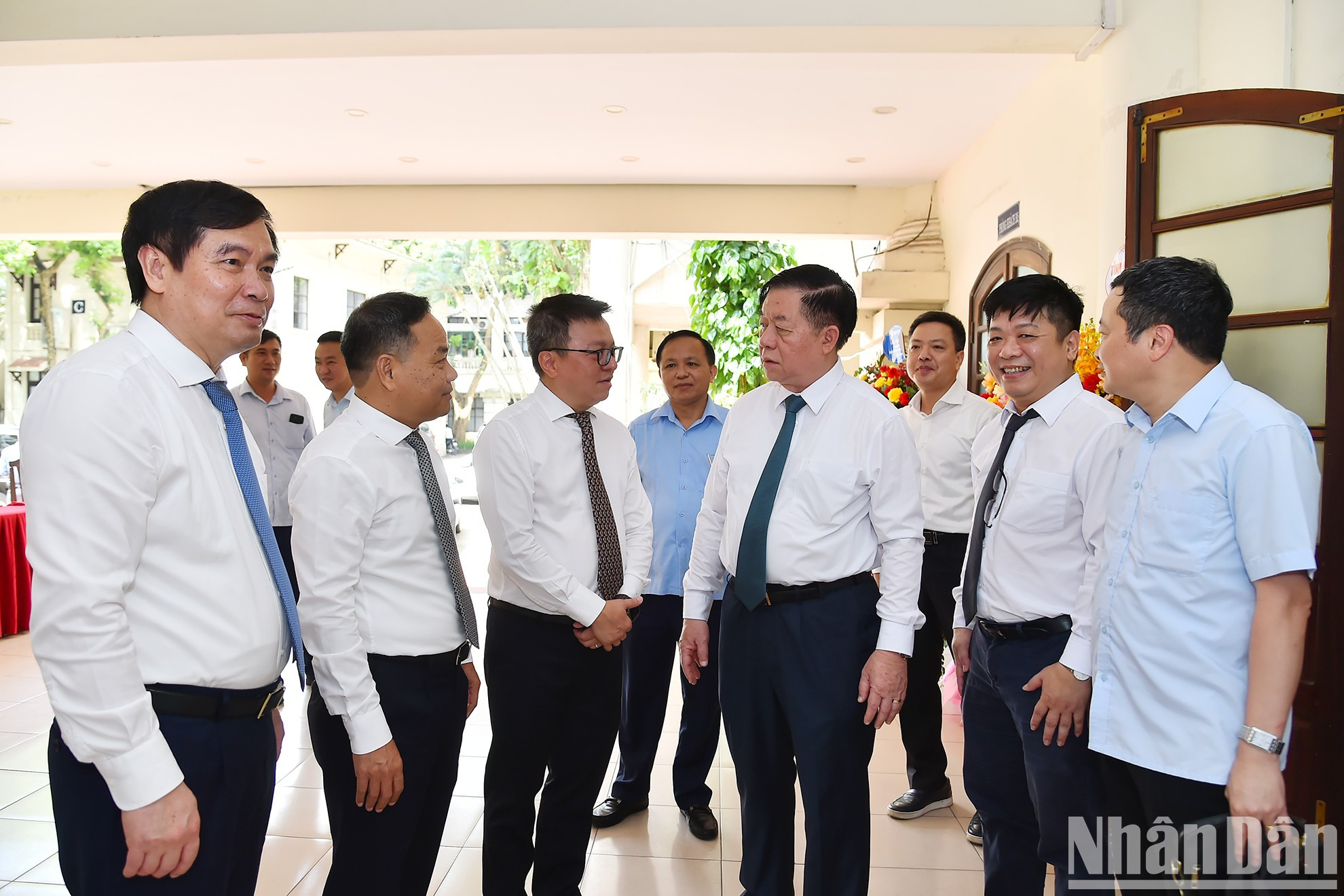 El jefe de la Comisión de Comunicación y Educación, Nguyen Trong Nghia; el presidente editor de Nhan Dan, Le Quoc Minh y otros funcionarios del diario.