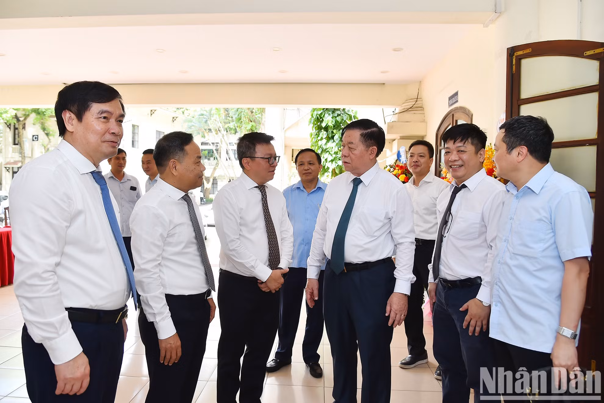 El jefe de la Comisión de Comunicación y Educación, Nguyen Trong Nghia; el presidente editor de Nhan Dan, Le Quoc Minh y otros funcionarios del diario.