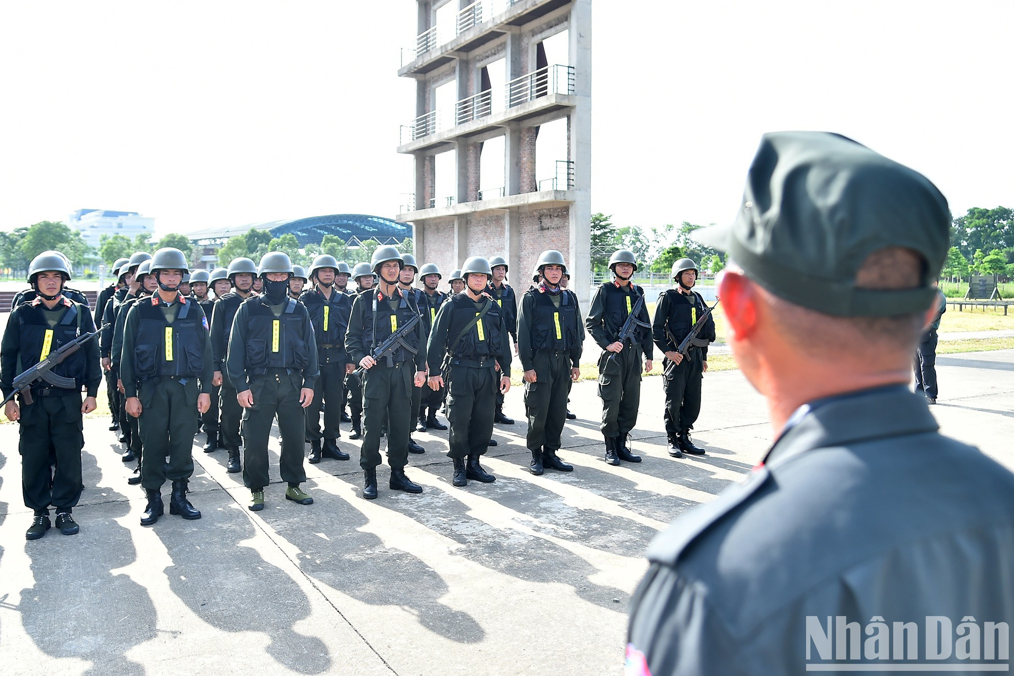 Los soldados asisten al curso de dos meses para mejorar su preparación para el combate. Los soldados asisten al curso de dos meses para mejorar su preparación para el combate.