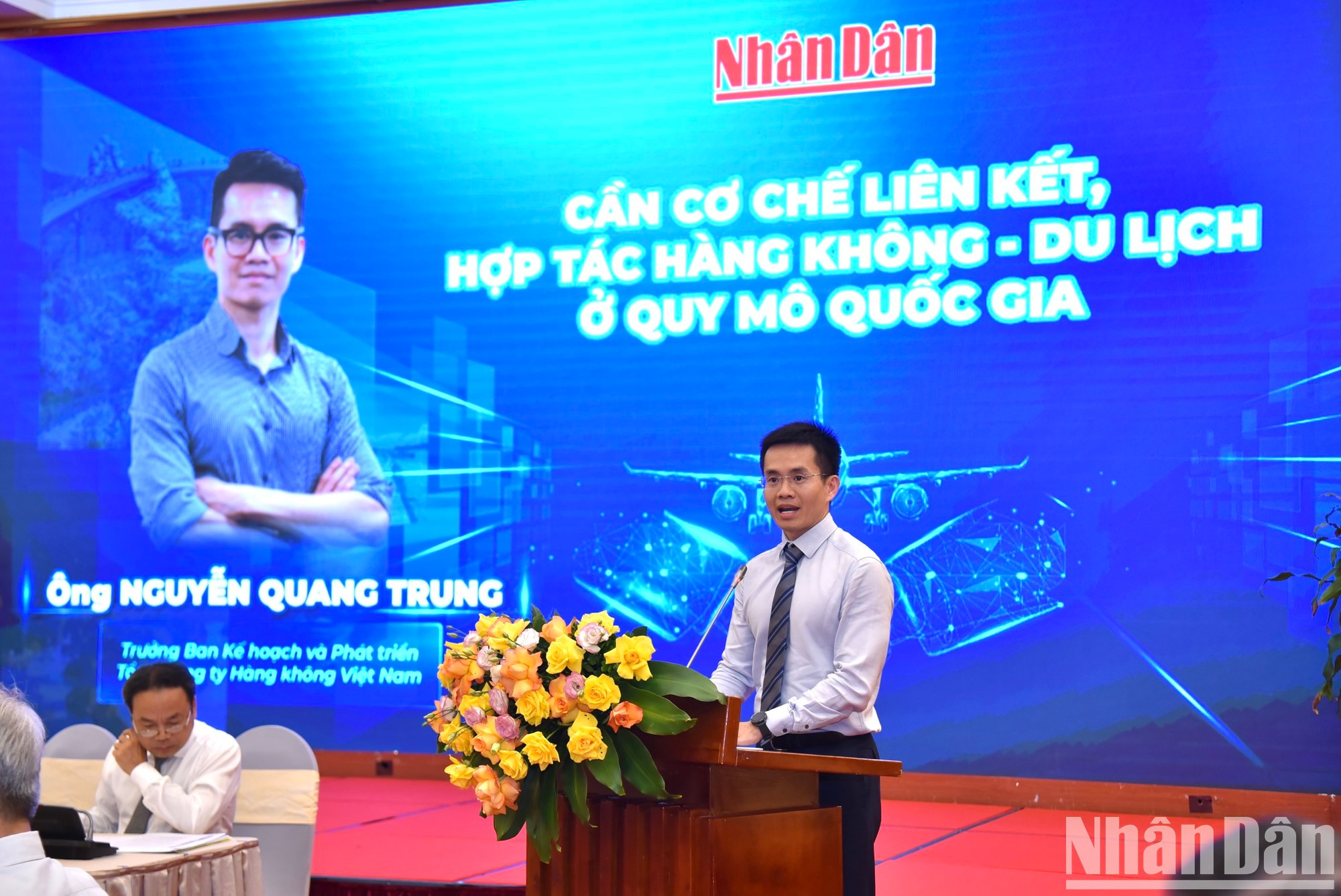 El jefe del Departamento de Planificación y Desarrollo de la aerolínea bandera nacional, Vietnam Airlines, Nguyen Quang Trung, hace una presentación sobre el mecanismo de conexión y cooperación entre la aviación y el turismo a nivel nacional. El jefe del Departamento de Planificación y Desarrollo de la aerolínea bandera nacional, Vietnam Airlines, Nguyen Quang Trung, hace una presentación sobre el mecanismo de conexión y cooperación entre la aviación y el turismo a nivel nacional.