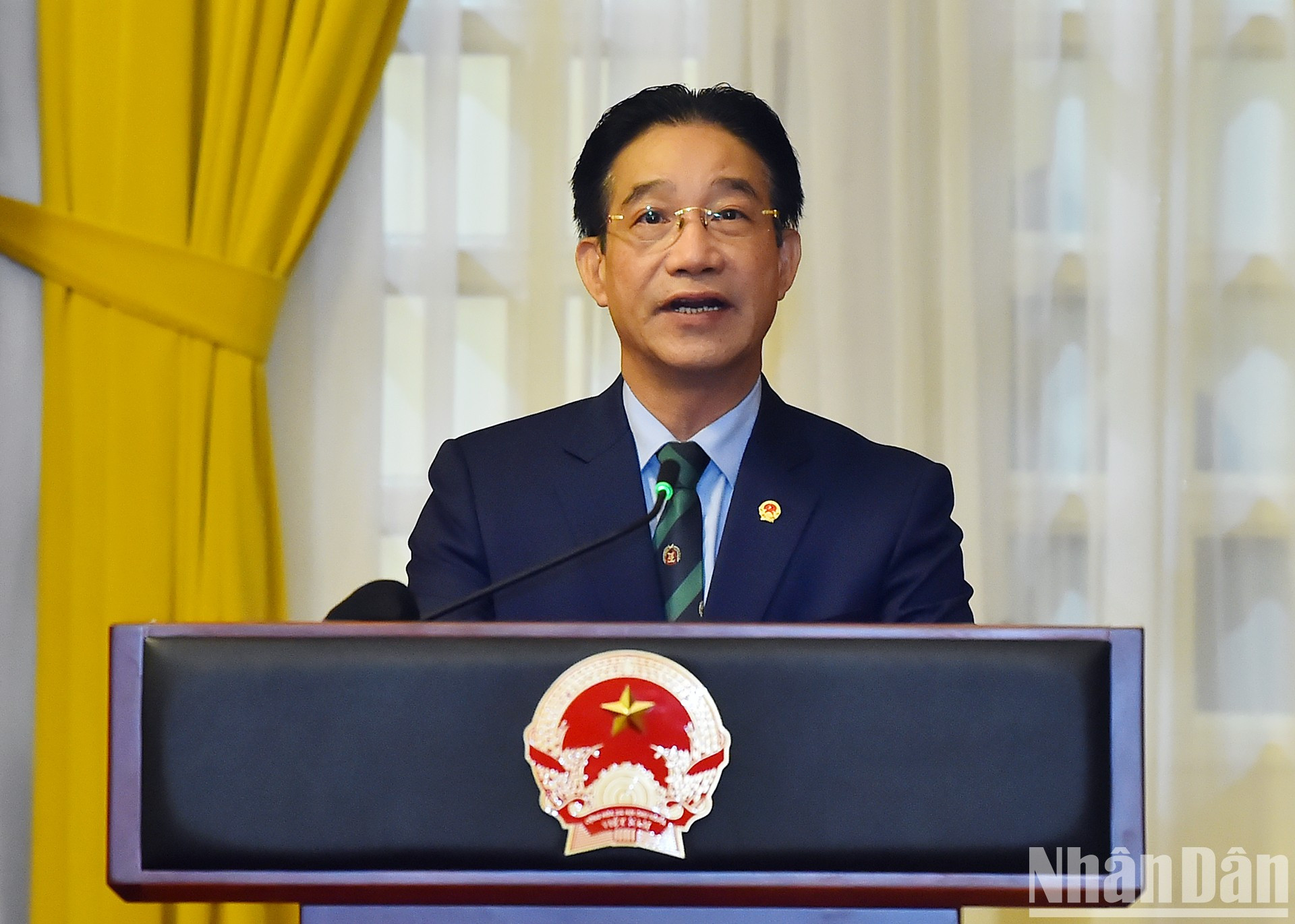 El subjefe de la Oficina Presidencial Pham Thanh Ha presenta la Decisión del presidente del país sobre el nombramiento a nuevos embajadores. El subjefe de la Oficina Presidencial Pham Thanh Ha presenta la Decisión del presidente del país sobre el nombramiento a nuevos embajadores.