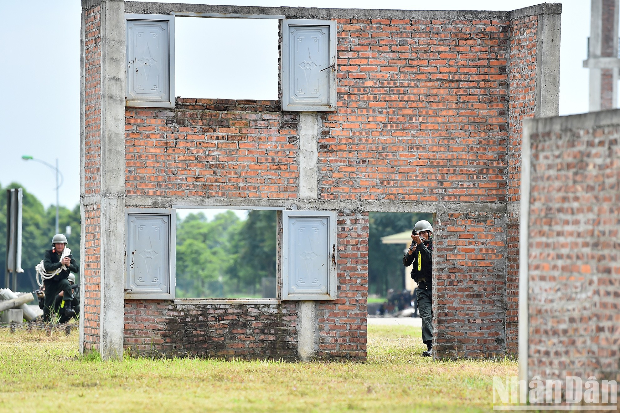 Encaran situaciones de aproximación a objetivos, captura de objetivos y rescate de rehenes en situaciones hipotéticas marcadas por el equipo de entrenamiento. Encaran situaciones de aproximación a objetivos, captura de objetivos y rescate de rehenes en situaciones hipotéticas marcadas por el equipo de entrenamiento.