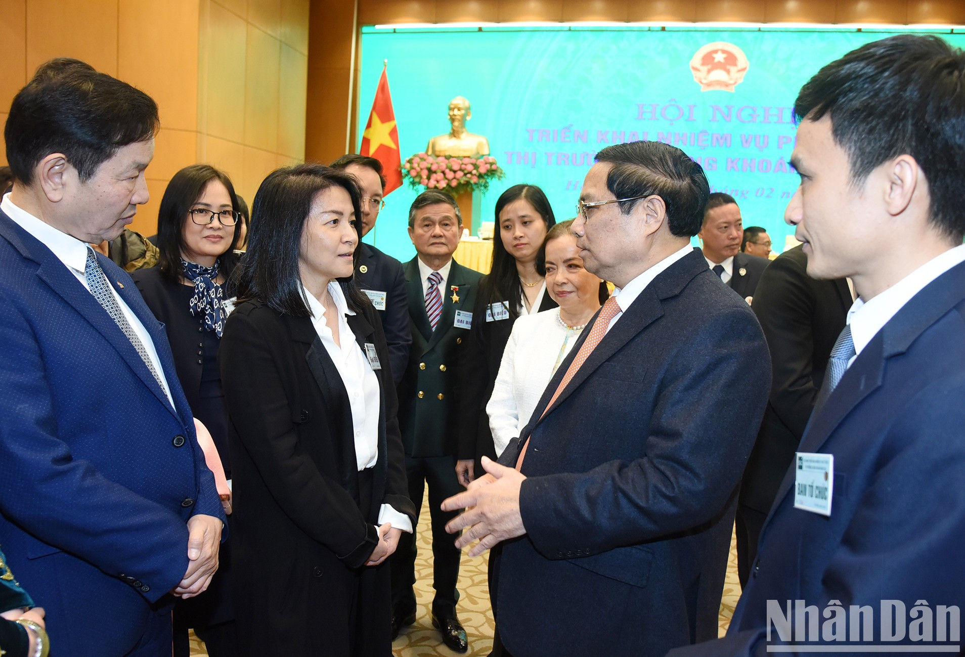El jefe del Gobierno vietnamita conversa con los delegados. El jefe del Gobierno vietnamita conversa con los delegados.