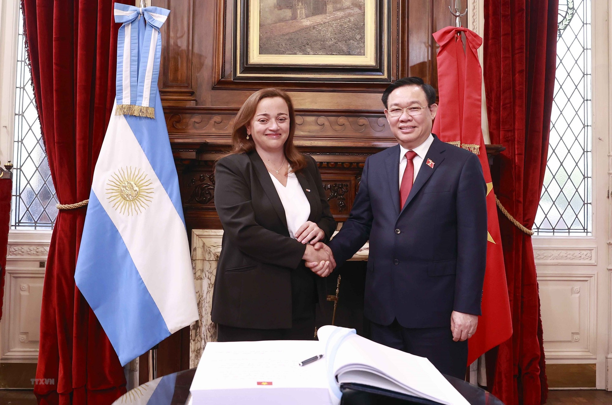 El presidente de la Asamblea Nacional de Vietnam, Vuong Dinh Hue, y la presidenta de la Cámara de Diputados argentina, Cecilia Moreau. El presidente de la Asamblea Nacional de Vietnam, Vuong Dinh Hue, y la presidenta de la Cámara de Diputados argentina, Cecilia Moreau.