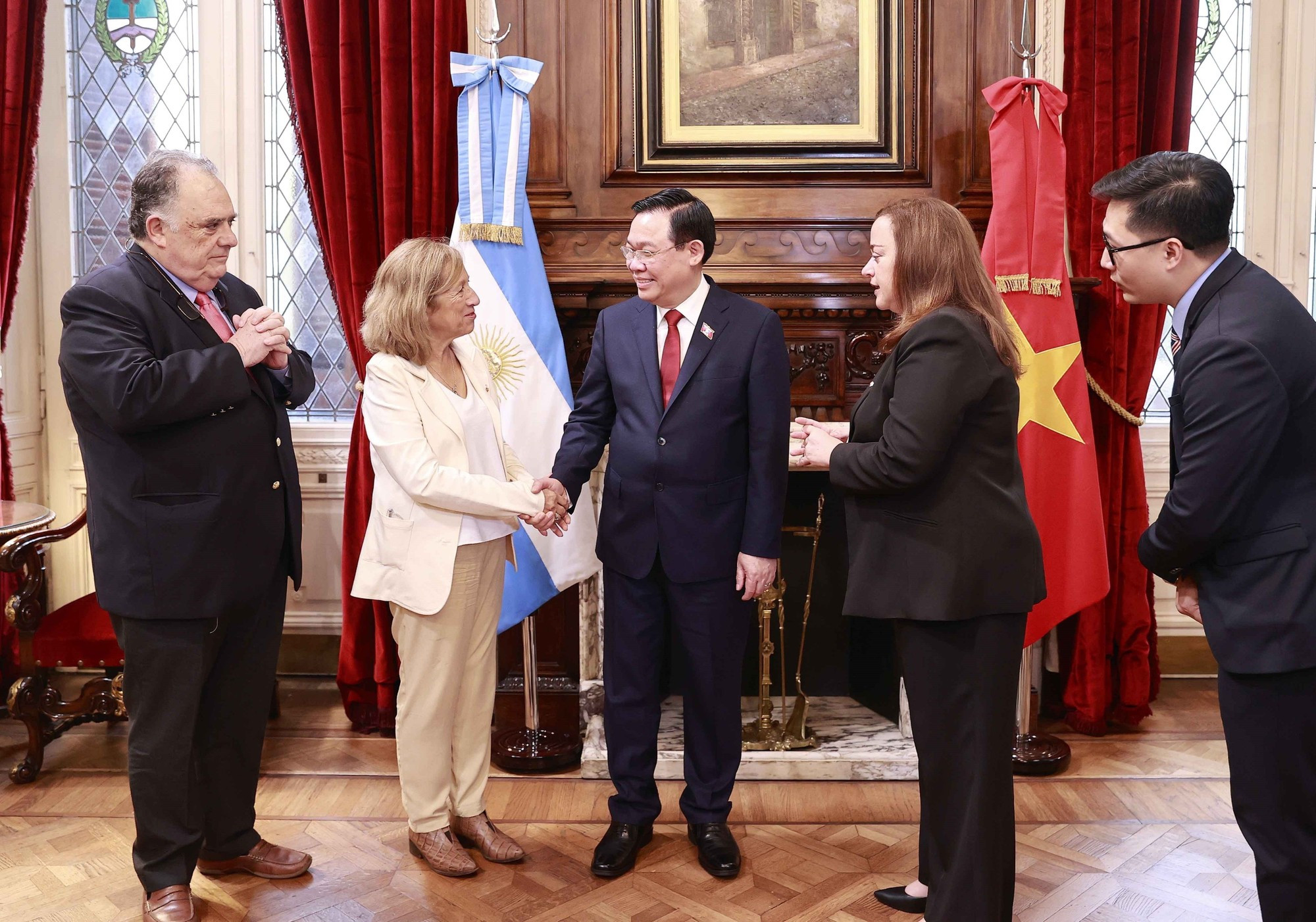 El presidente de la Asamblea Nacional de Vietnam, Vuong Dinh Hue y diputados argentinos antes de las conversarciones. El presidente de la Asamblea Nacional de Vietnam, Vuong Dinh Hue y diputados argentinos antes de las conversarciones.
