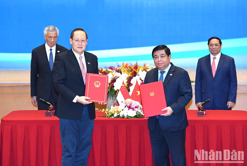 Ceremonia de firma de la Carta de Intercambio sobre la modificación del Marco del Acuerdo de Conectividad Económica entre Vietnam y Singapur (2005).