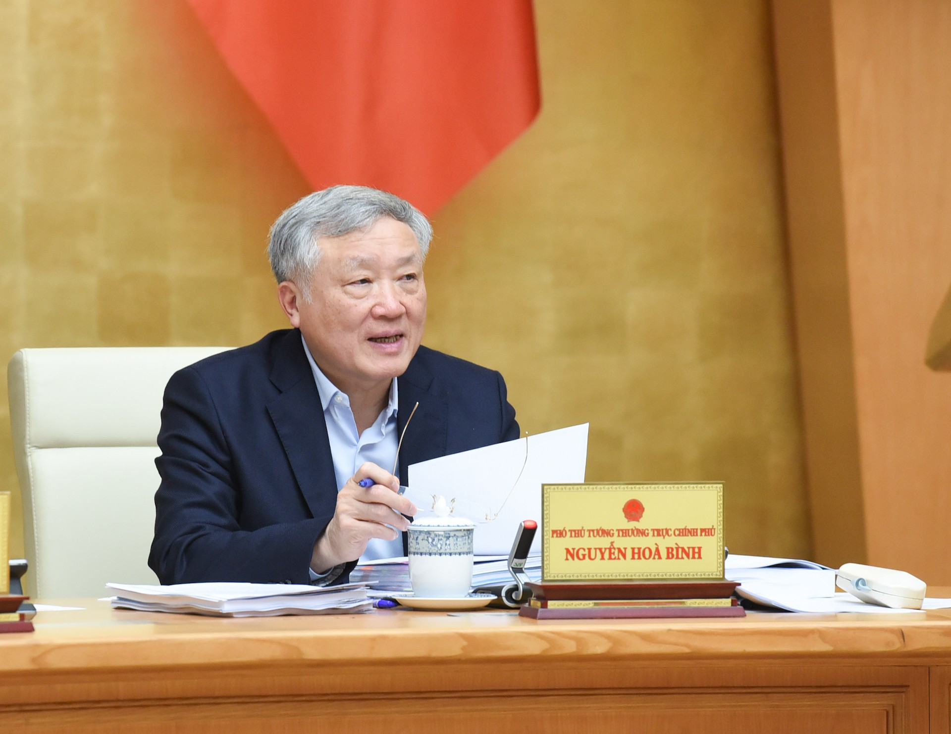 El vicepremier permanente Nguyen Hoa Binh habla en la cita.