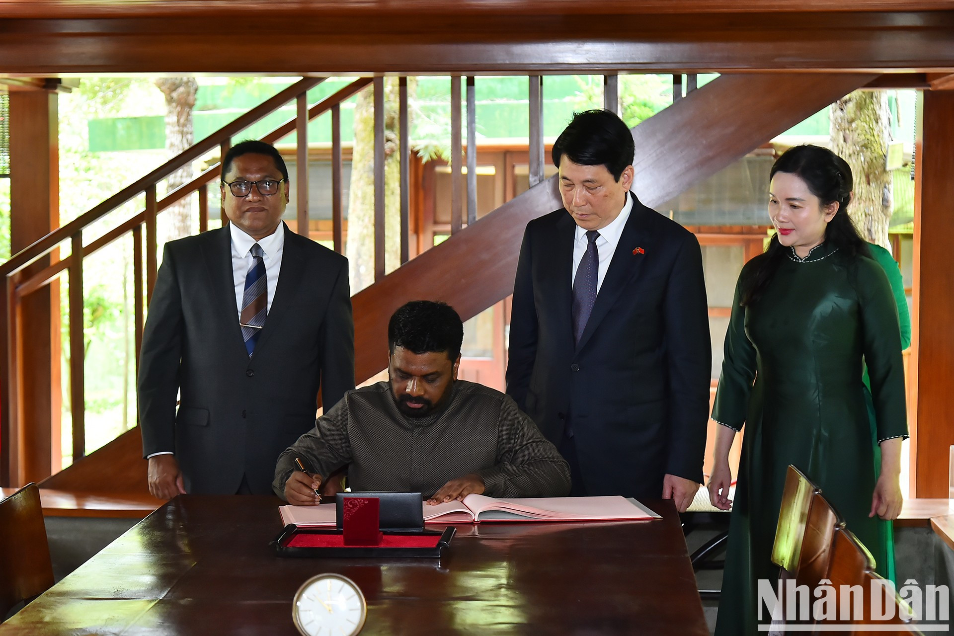 El presidente de Sri Lanka, Anura Kumara Dissanayaka, firma el libro de visitas.