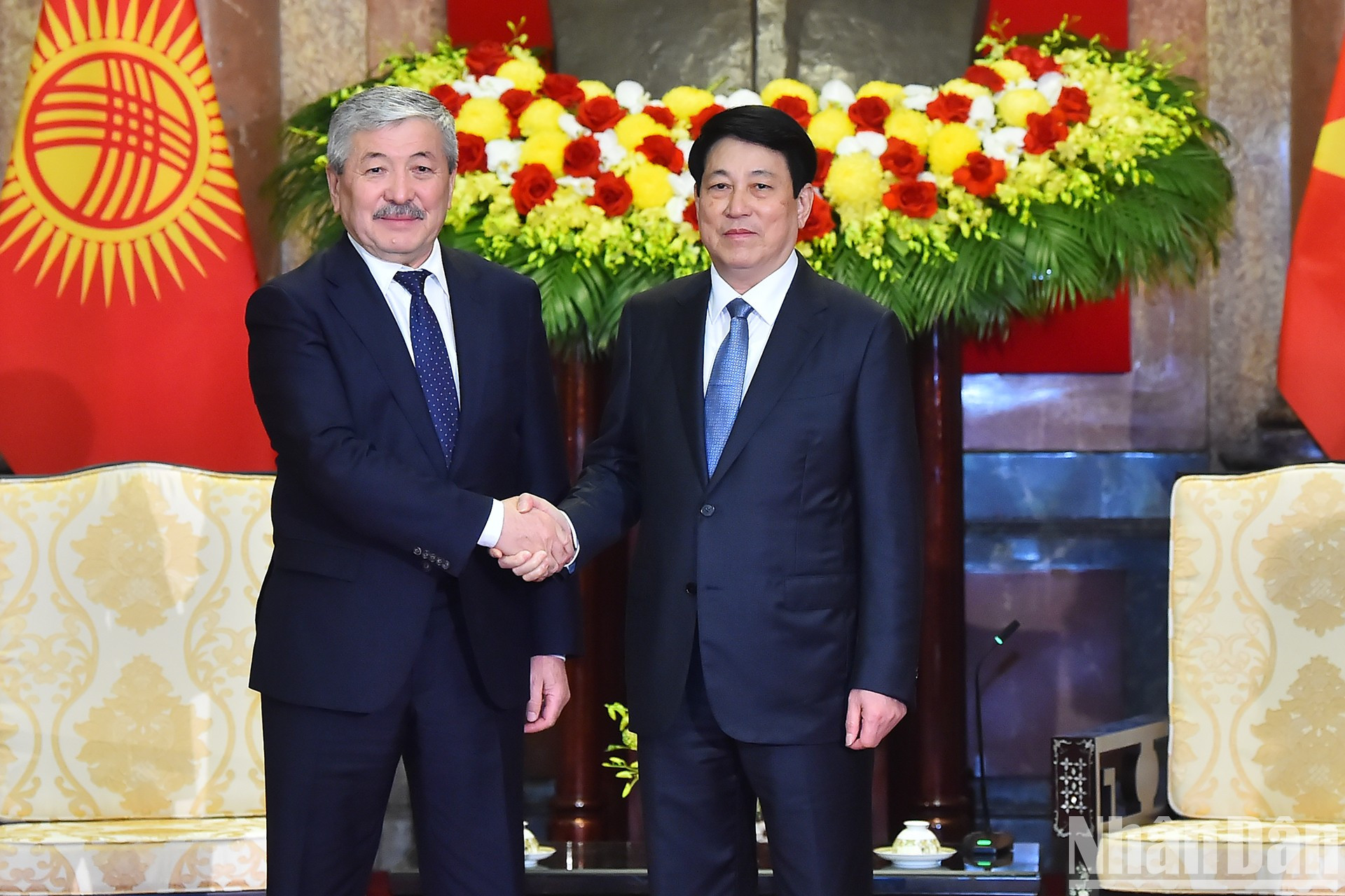 El presidente de Vietnam, Luong Cuong, recibe al premier de Kirguistán, Adylbek Kasimalyev. El presidente de Vietnam, Luong Cuong, recibe al premier de Kirguistán, Adylbek Kasimalyev.