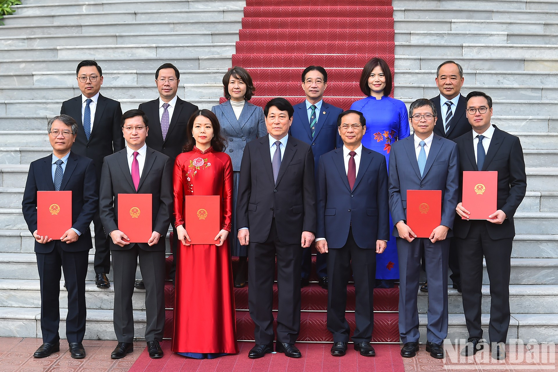 El jefe del Estado vietnamita y los nuevos embajadores. El jefe del Estado vietnamita y los nuevos embajadores.