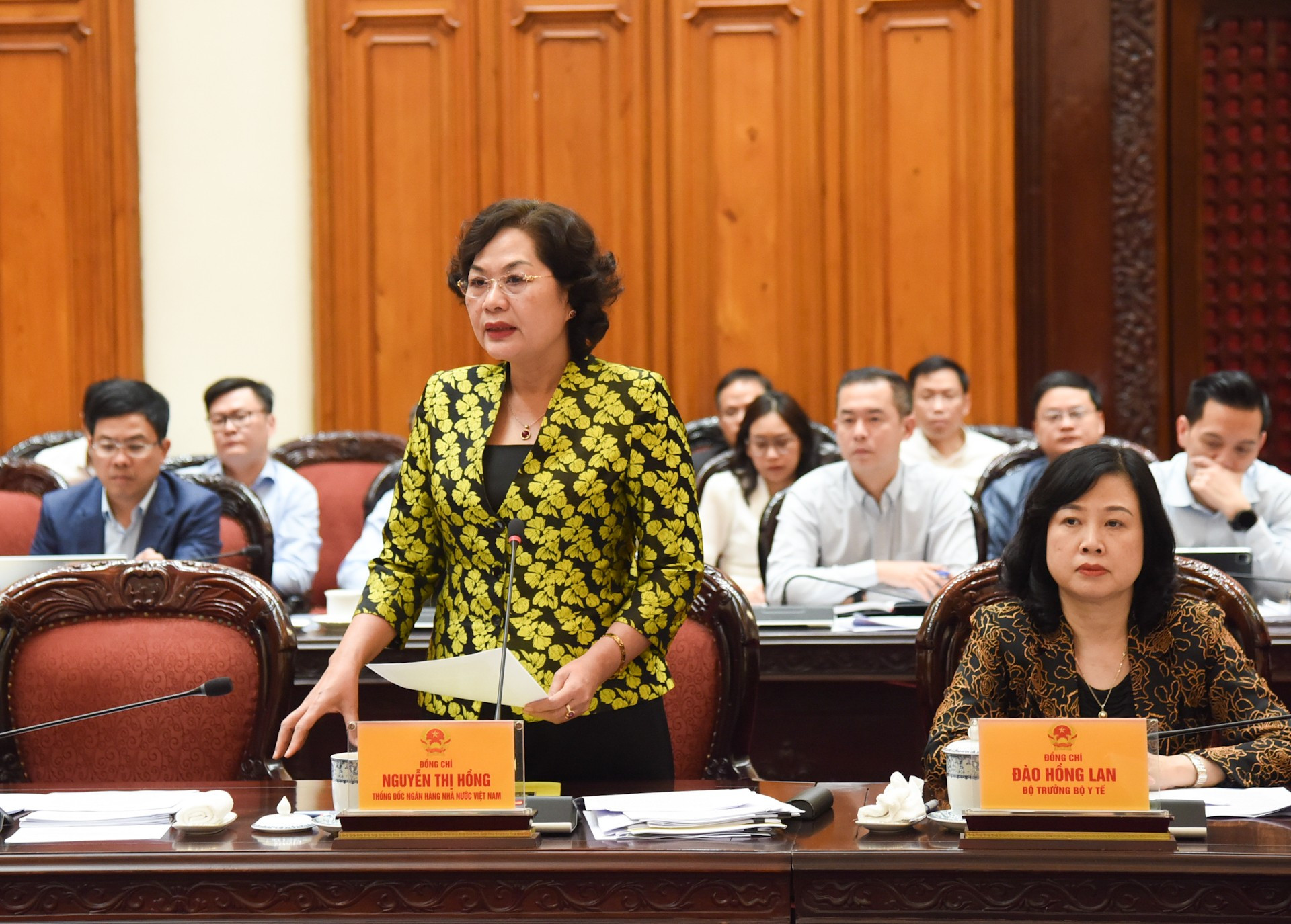 La gobernadora del Banco Estatal de Vietnam, Nguyen Thi Hong, presenta su opinión.