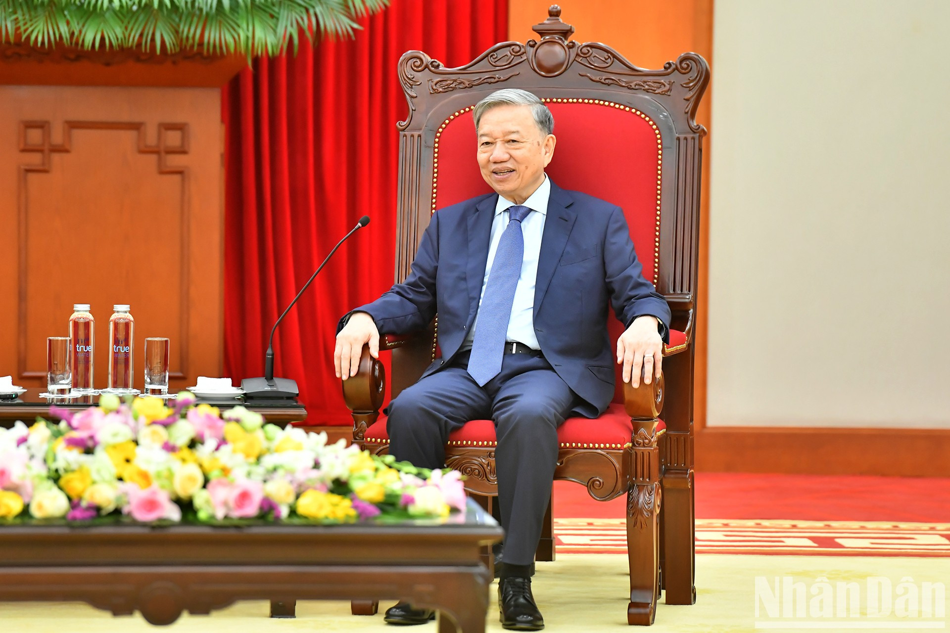 El secretario general del PCV, To Lam, habla en la cita.