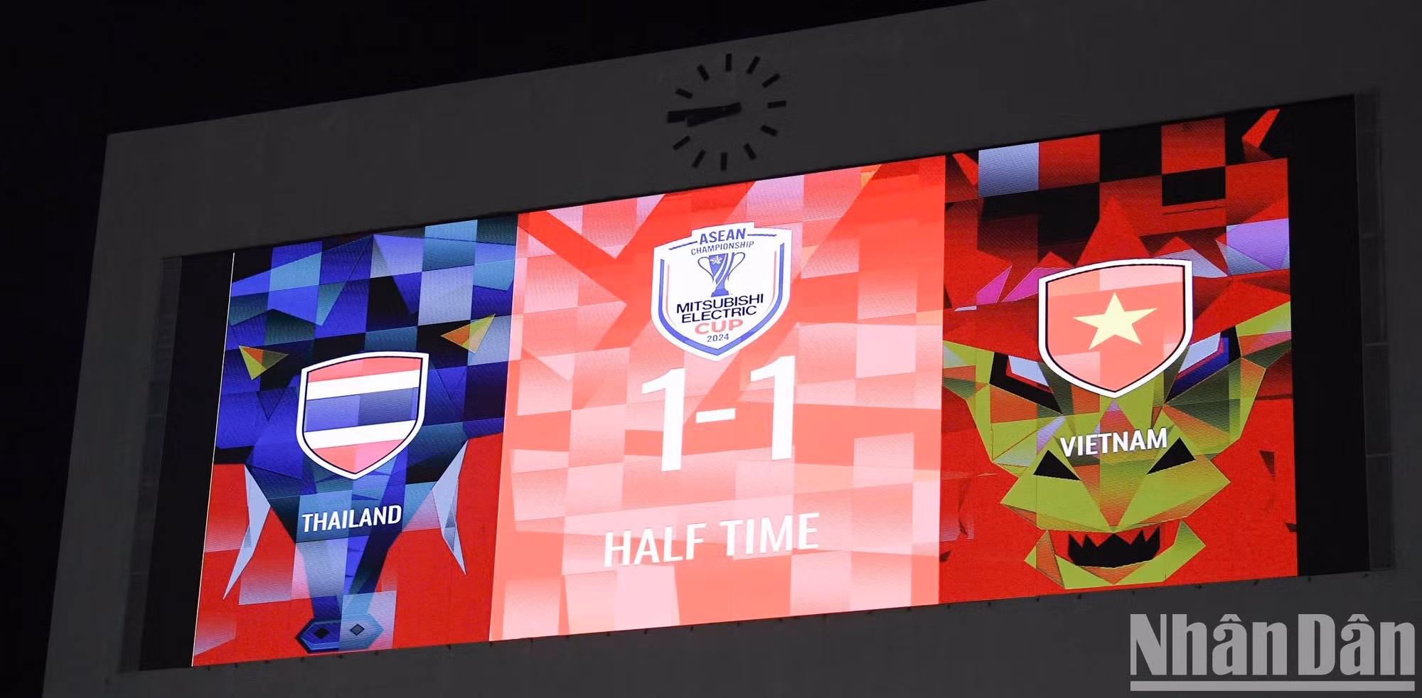 La primera mitad del partido termina con un marcador de 1-1.