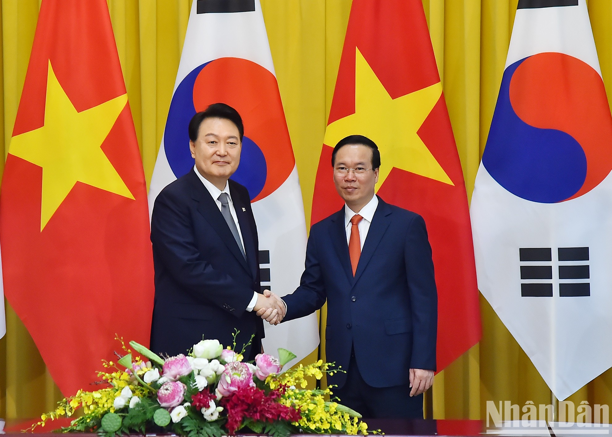 El presidente de Vietnam, Vo Van Thuong y su par surcoreano, Yoon Suk Yeol.