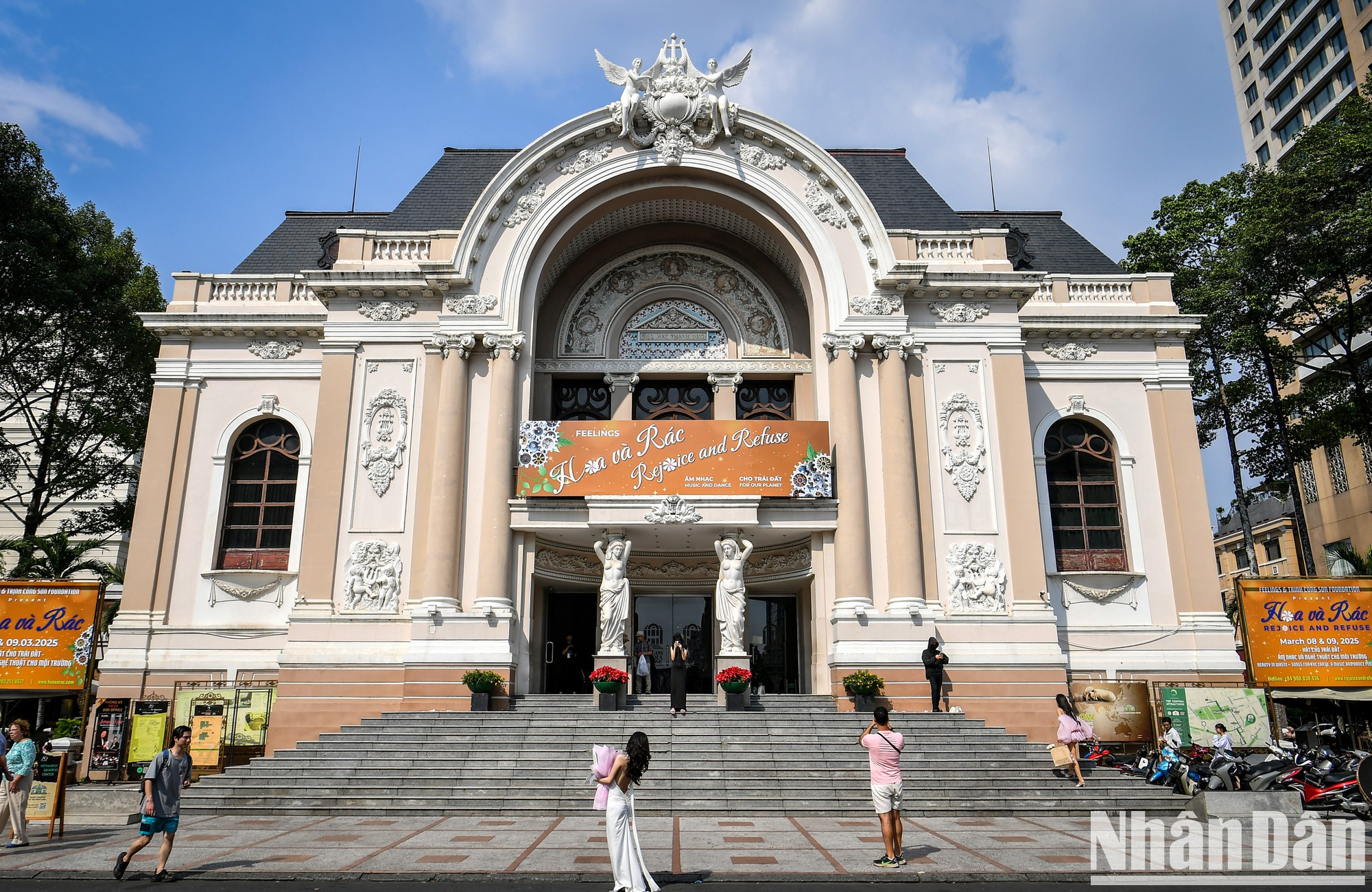 El Teatro de la Ópera de la ciudad, de arquitectura clásica francesa, es considerado uno de los más bellos del sudeste asiático.