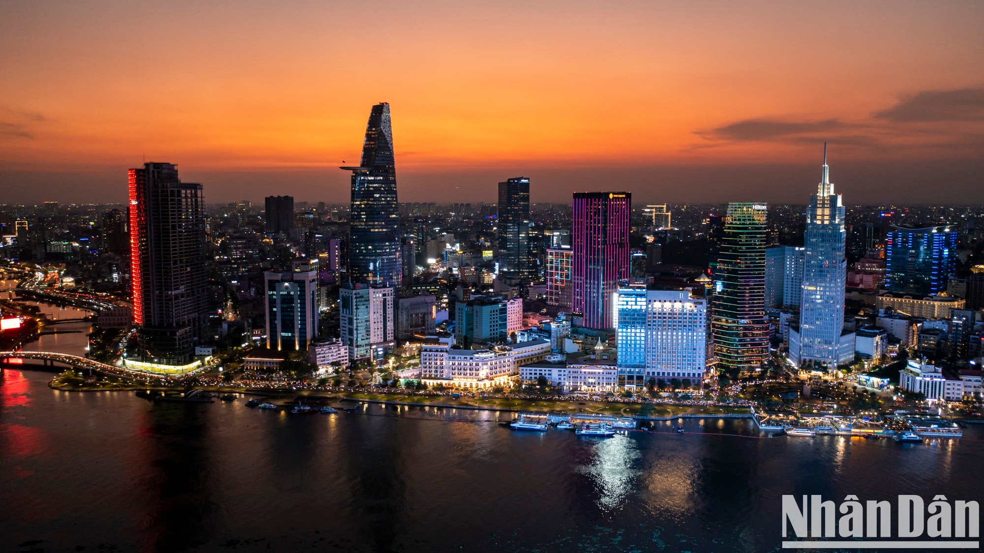 Ciudad Ho Chi Minh ha experimentado un cambio drástico con estructuras arquitectónicas modernas a lo largo del río Saigón.