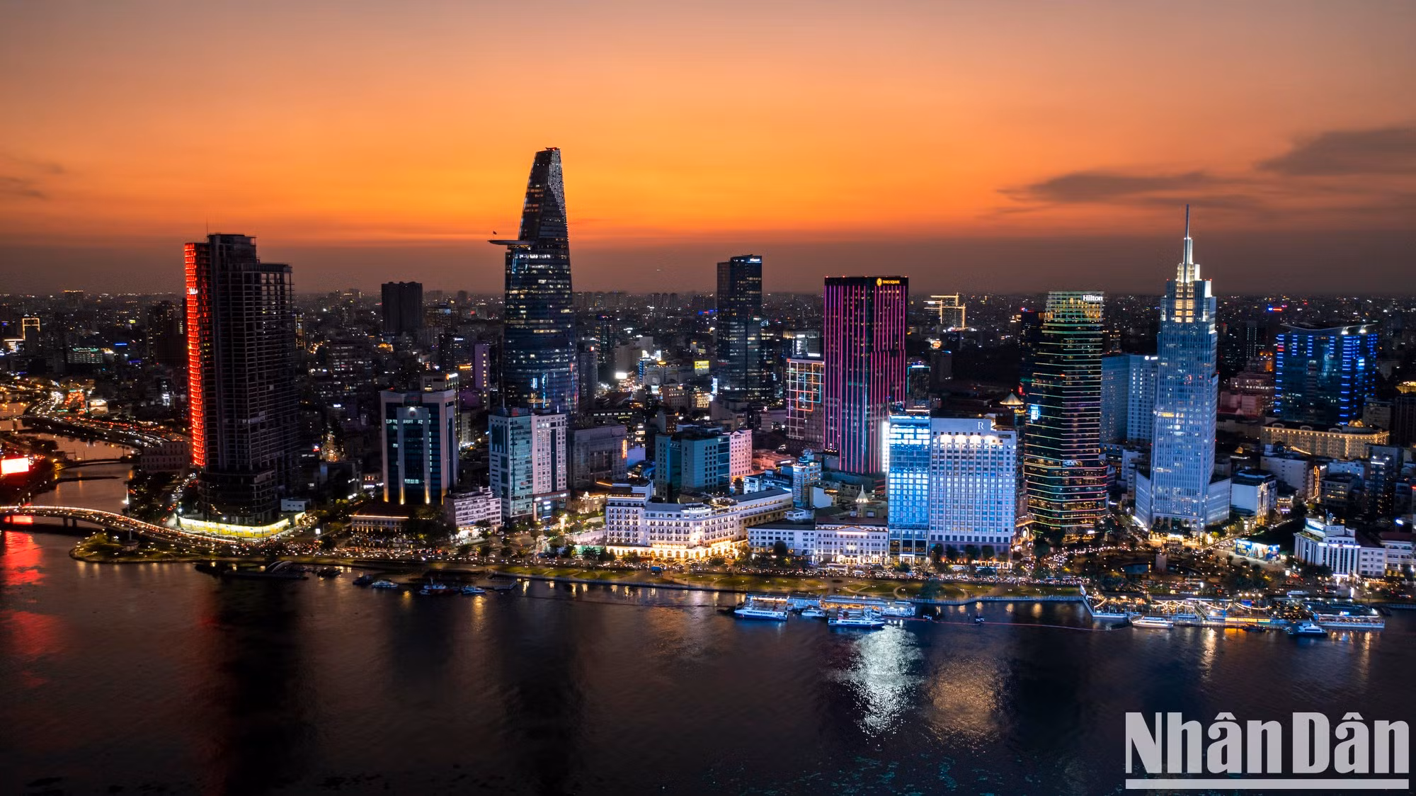 Ciudad Ho Chi Minh ha experimentado un cambio drástico con estructuras arquitectónicas modernas a lo largo del río Saigón.
