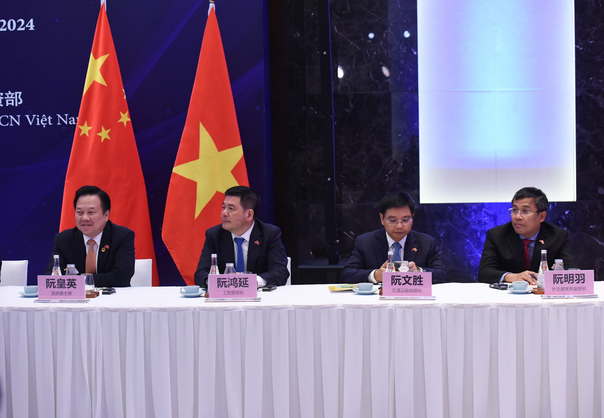 Representantes del Gobierno vietnamita. Representantes del Gobierno vietnamita.