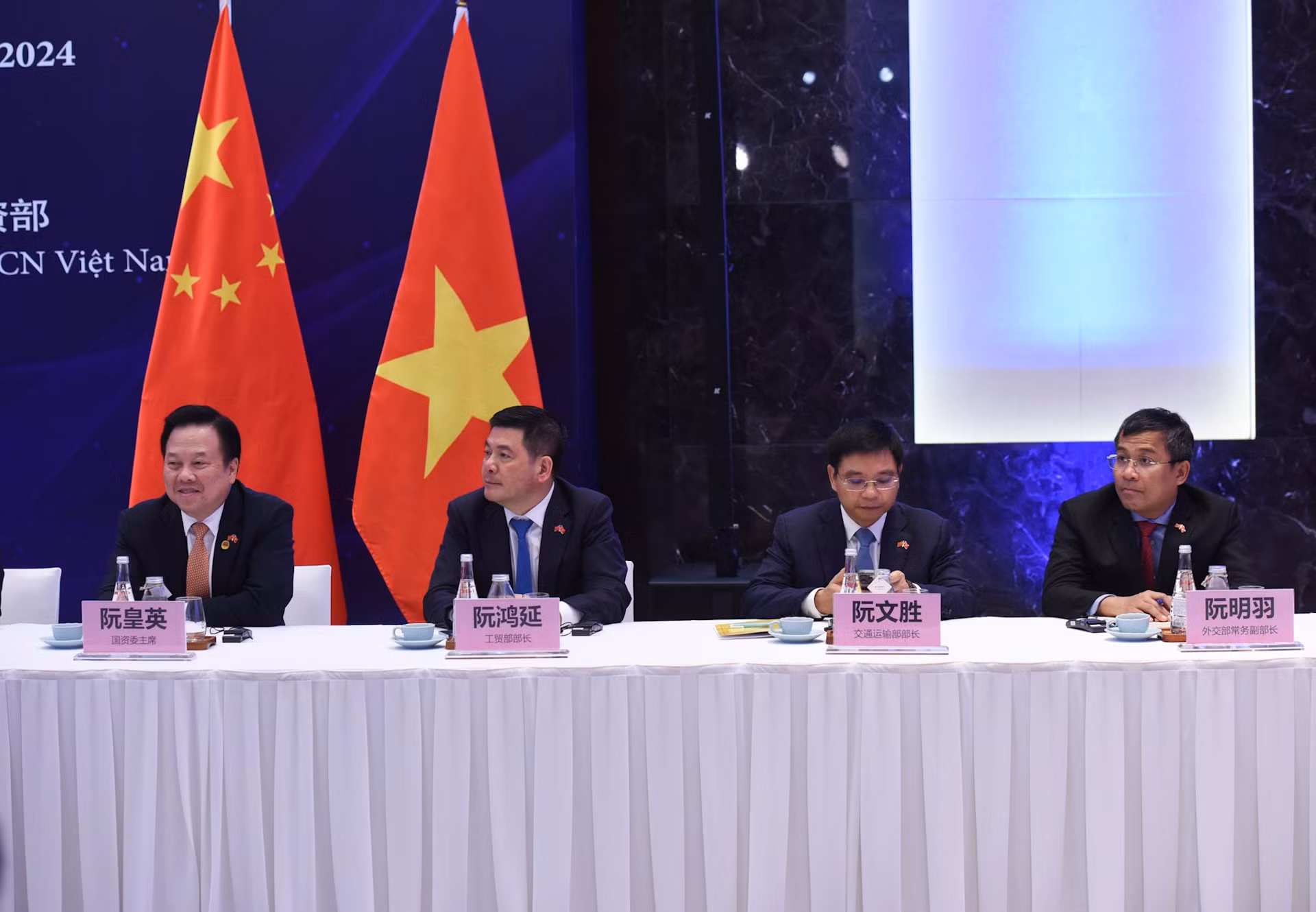 Representantes del Gobierno vietnamita.