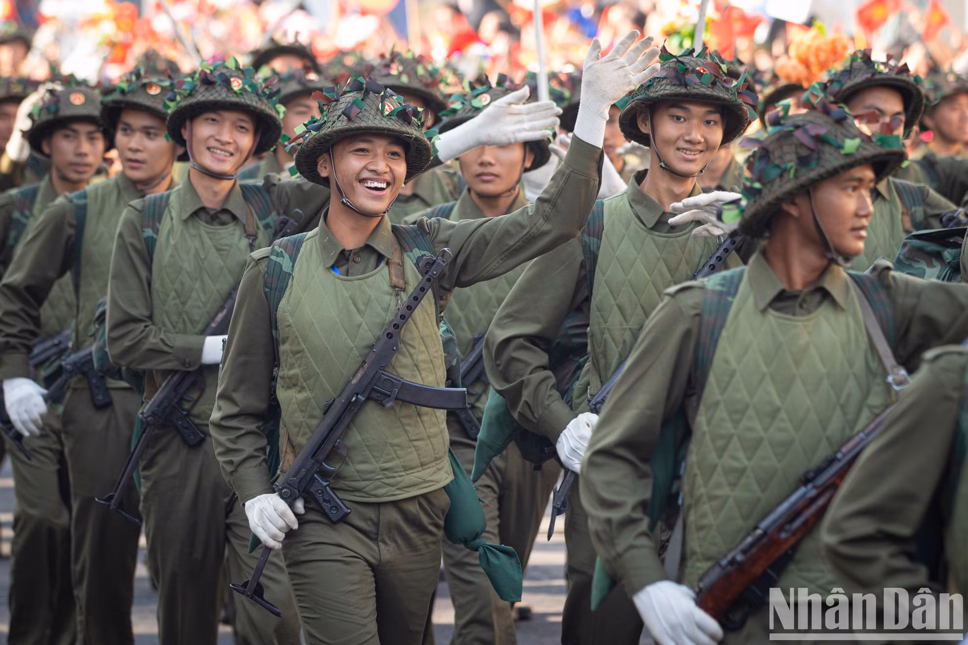 Los capitalinos y turistas sienten los heroicos momentos históricos de Hanói. Los capitalinos y turistas sienten los heroicos momentos históricos de Hanói.