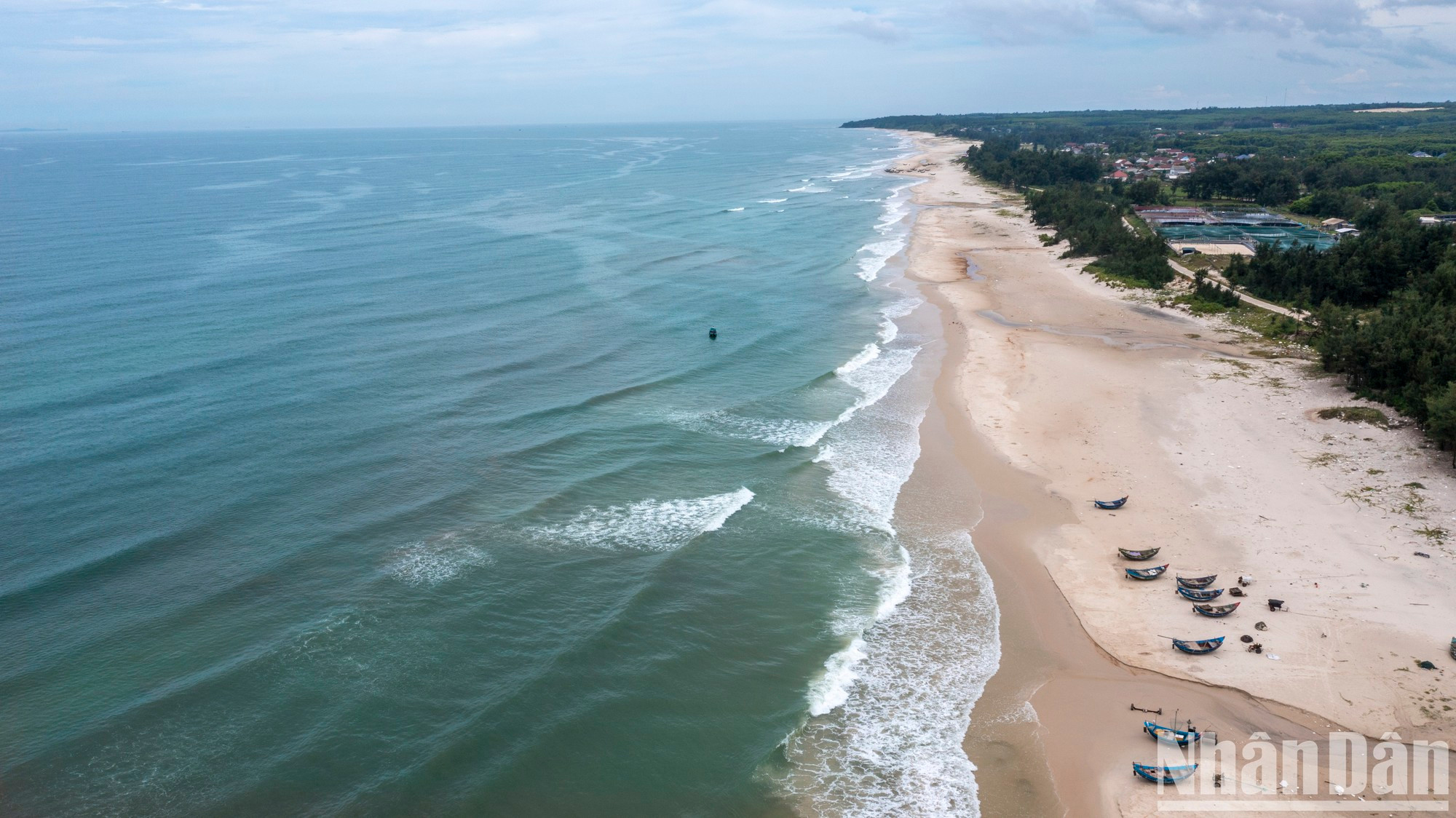 Ubicada en el distrito de Vinh Linh, Vinh Thai todavía guarda su belleza primitiva con una playa larga y oculta bajo las filas de pinos verdes. Ubicada en el distrito de Vinh Linh, Vinh Thai todavía guarda su belleza primitiva con una playa larga y oculta bajo las filas de pinos verdes.