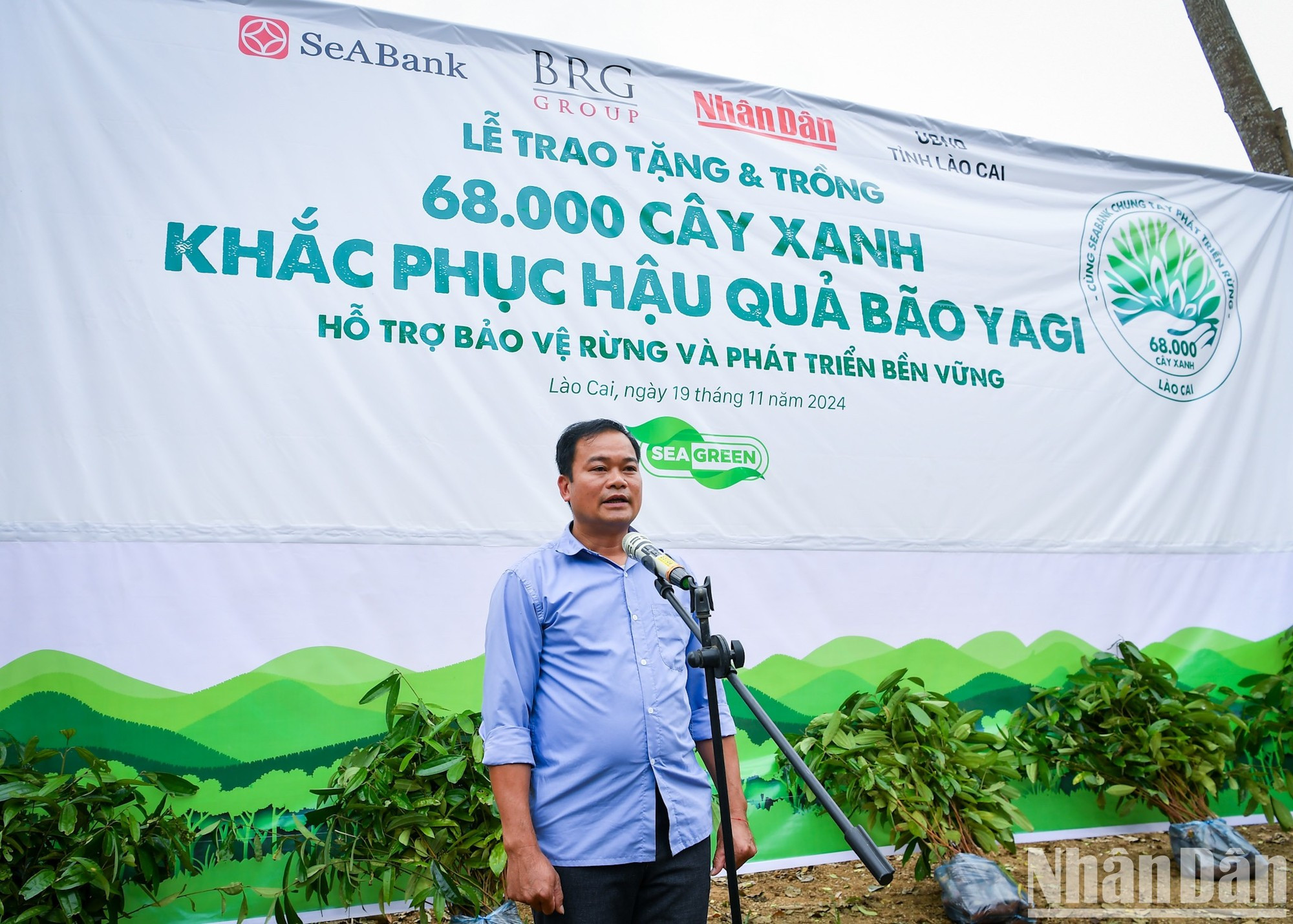 En nombre de los habitantes de la aldea de Lang Nu, su jefe, Hoang Van Diep, expresa su agradecimiento al periódico Nhan Dan. También dijo que, gracias a la cooperación de la comunidad, la aldea de Lang Nu está reviviendo gradualmente tras el desastre. En nombre de los habitantes de la aldea de Lang Nu, su jefe, Hoang Van Diep, expresa su agradecimiento al periódico Nhan Dan. También dijo que, gracias a la cooperación de la comunidad, la aldea de Lang Nu está reviviendo gradualmente tras el desastre.