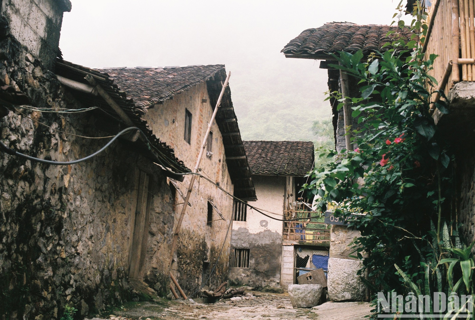 La aldea se fundó en el periodo 1594-1677, cuando la dinastía Mac llegó a Cao Bang desde Thang Long para construir una ciudadela. Las casas sobre pilotes se erigieron como fortalezas inexpugnables.