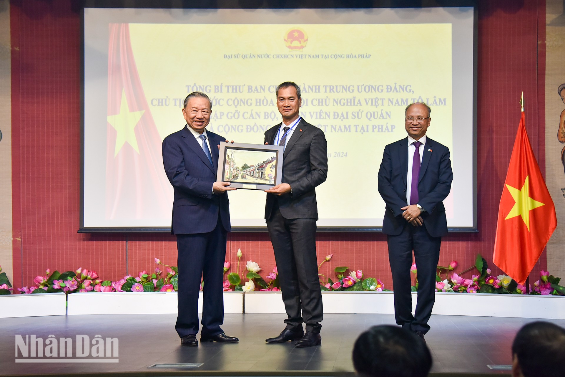 El máximo dirigente entrega un obsequio a la Asociación de Vietnamitas en Francia. El máximo dirigente entrega un obsequio a la Asociación de Vietnamitas en Francia.